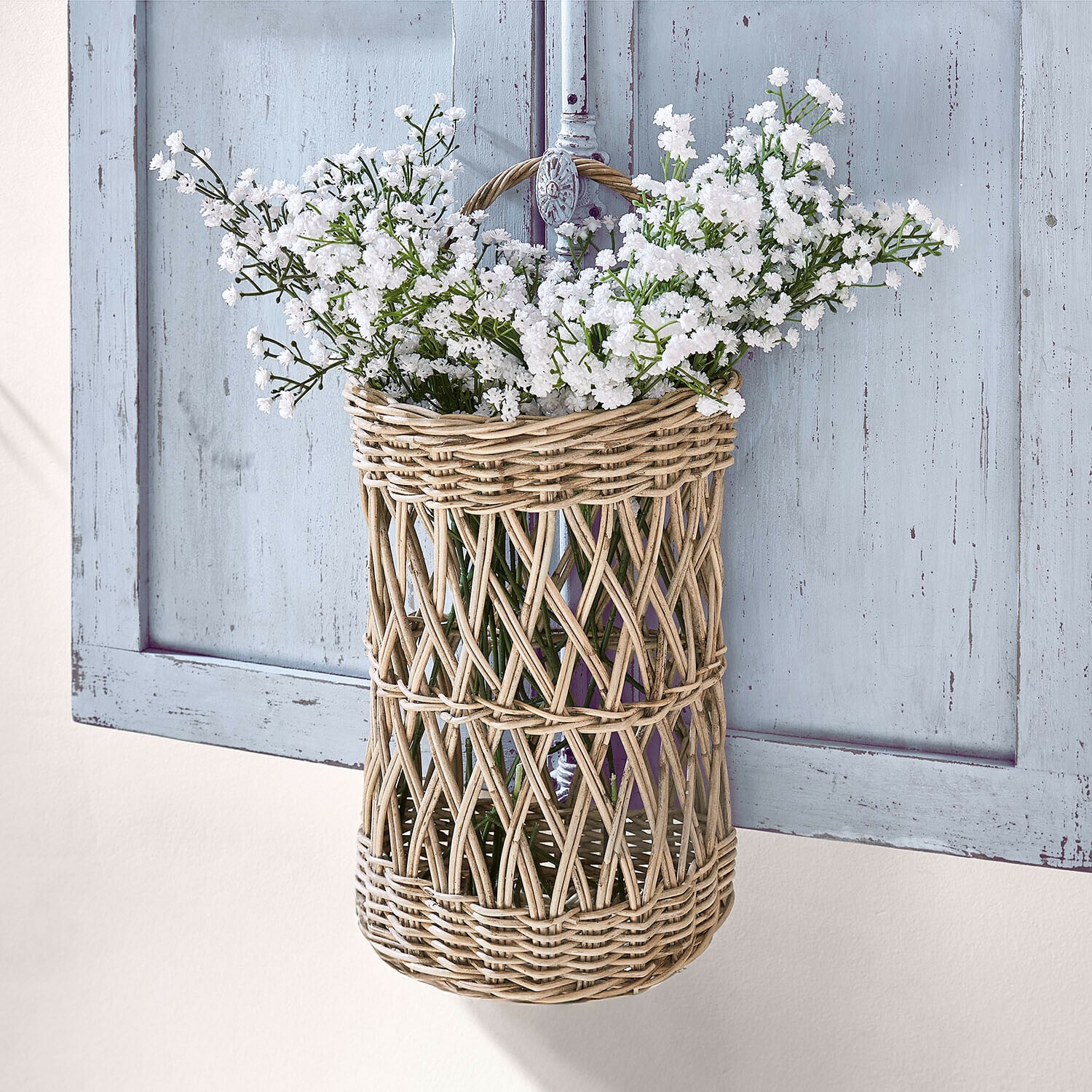 Hangmand Finara Hangende mand van natuurlijk riet met witte bloemen als wanddecoratie