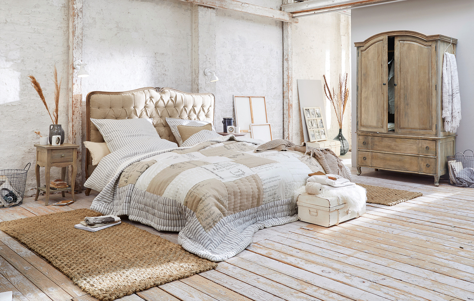 Gezellige shabby chic slaapkamer met beige gestoffeerd bed en houten kast met antieke look