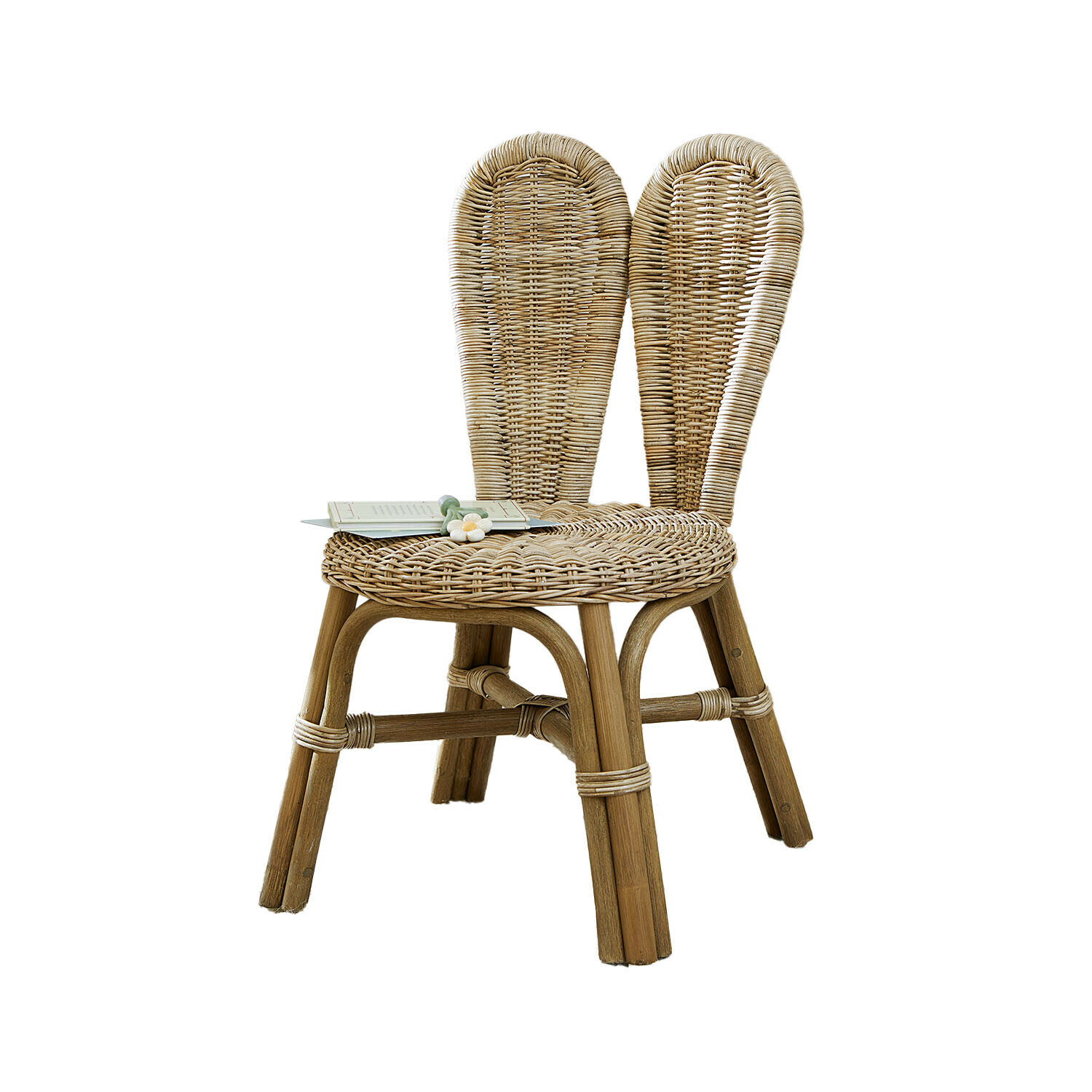 Rotan stoel in natuurlijke kleur met dubbele rugleuning en houten frame, decoratief meubelstuk