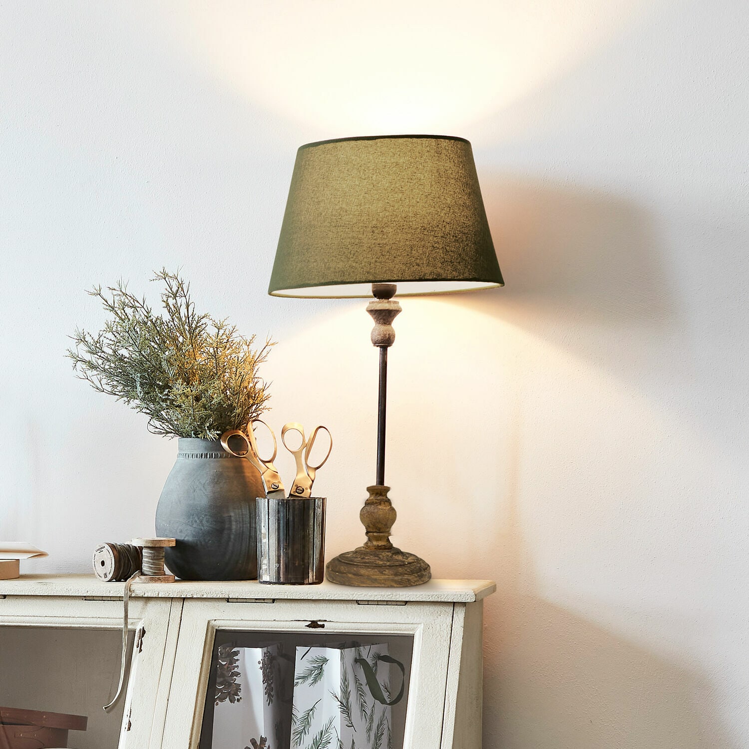 Tafellamp Karlora Tafellamp met groene kap en houten voet op witte kast met decoratie