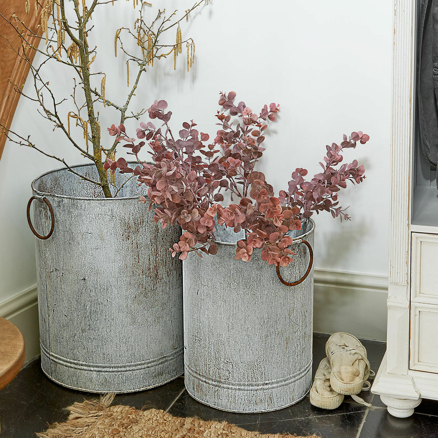 Sierbloem set van 6 Fleurcour Twee grijze metalen emmers met handvatten, versierd met takken en rode bladeren