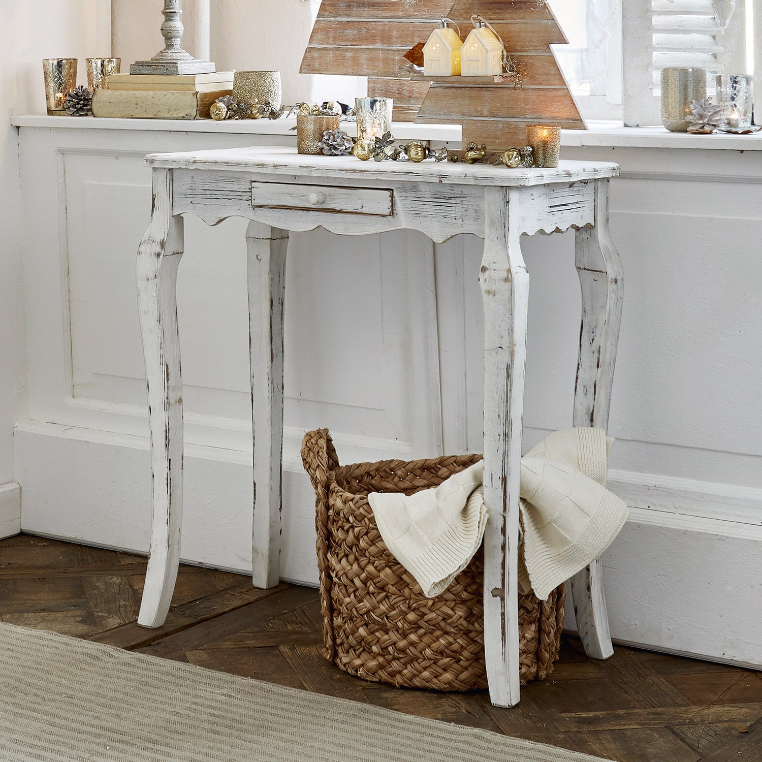 Sidetable Barbey Witte houten vintage tafel met lade, kerstdecoraties en gevlochten mand op de vloer