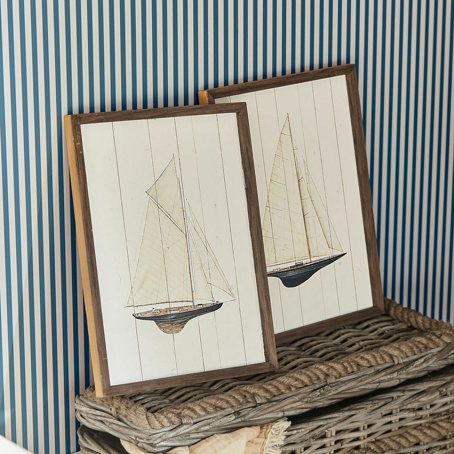 Schilderij set van 2 Lemoux Houten schilderijen met zeilboten op witte achtergrond en bruine lijst, nautische wanddecoratie.