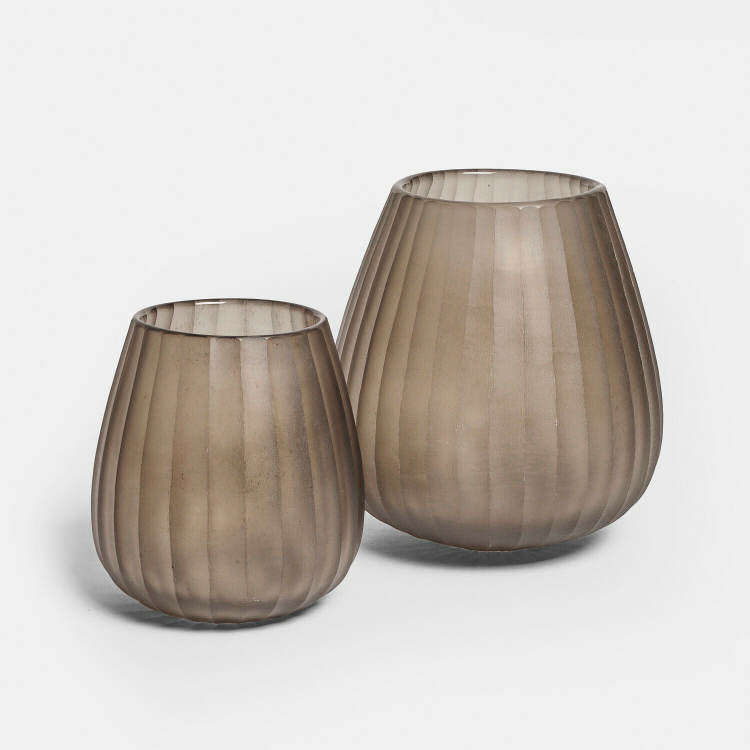 Set van twee grijze glazen windlichten met verticale groeven voor interieurdecoratie