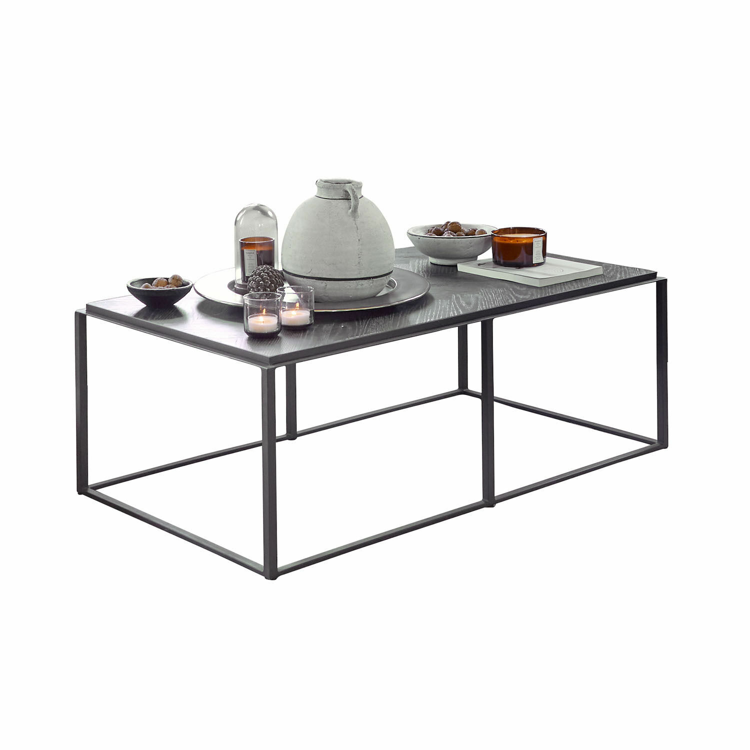 Salontafel Lumesto Moderne salontafel met metalen frame en donker houten blad, decoraties erop geplaatst