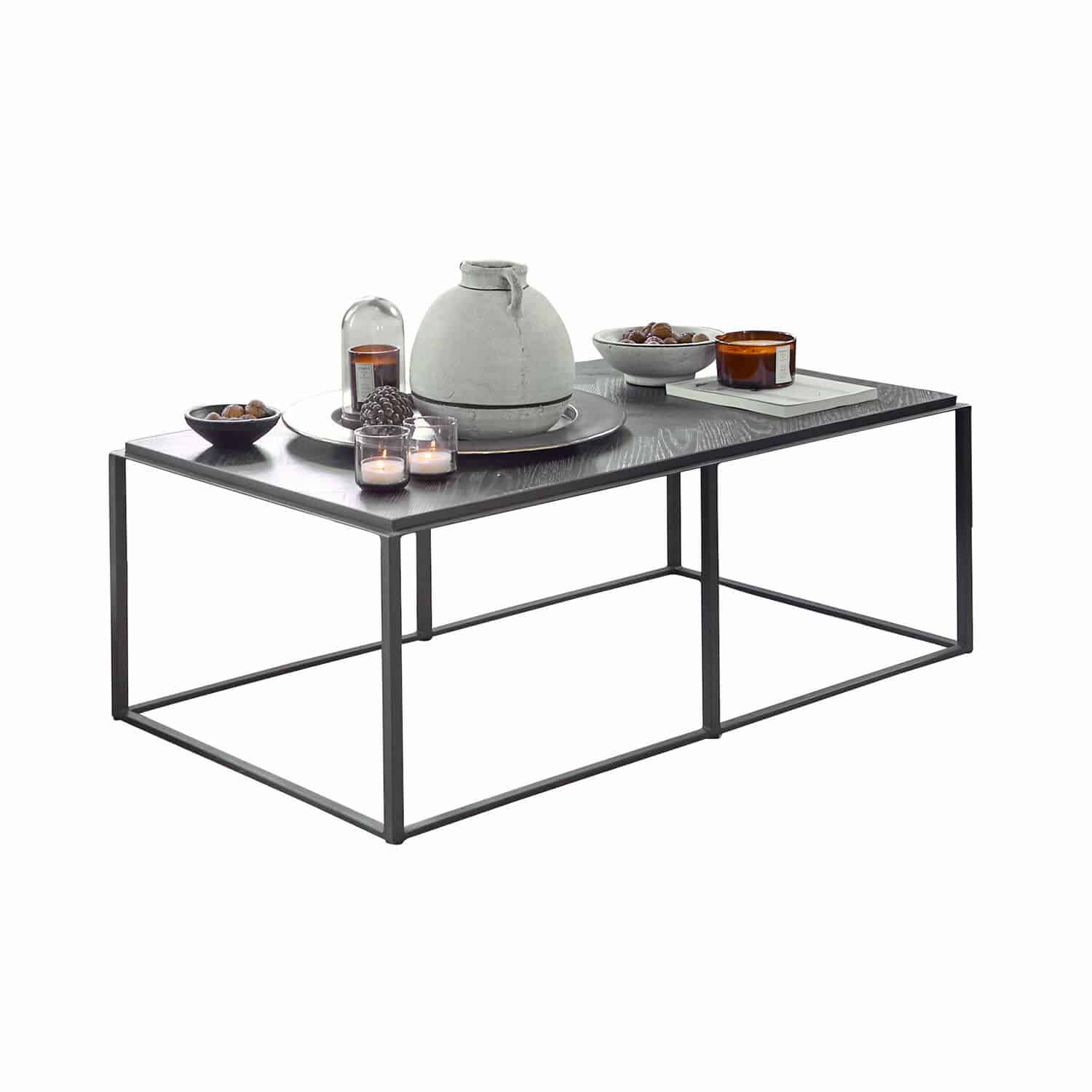Salontafel Lumesto Moderne salontafel met metalen frame en donker houten blad, decoraties erop geplaatst
