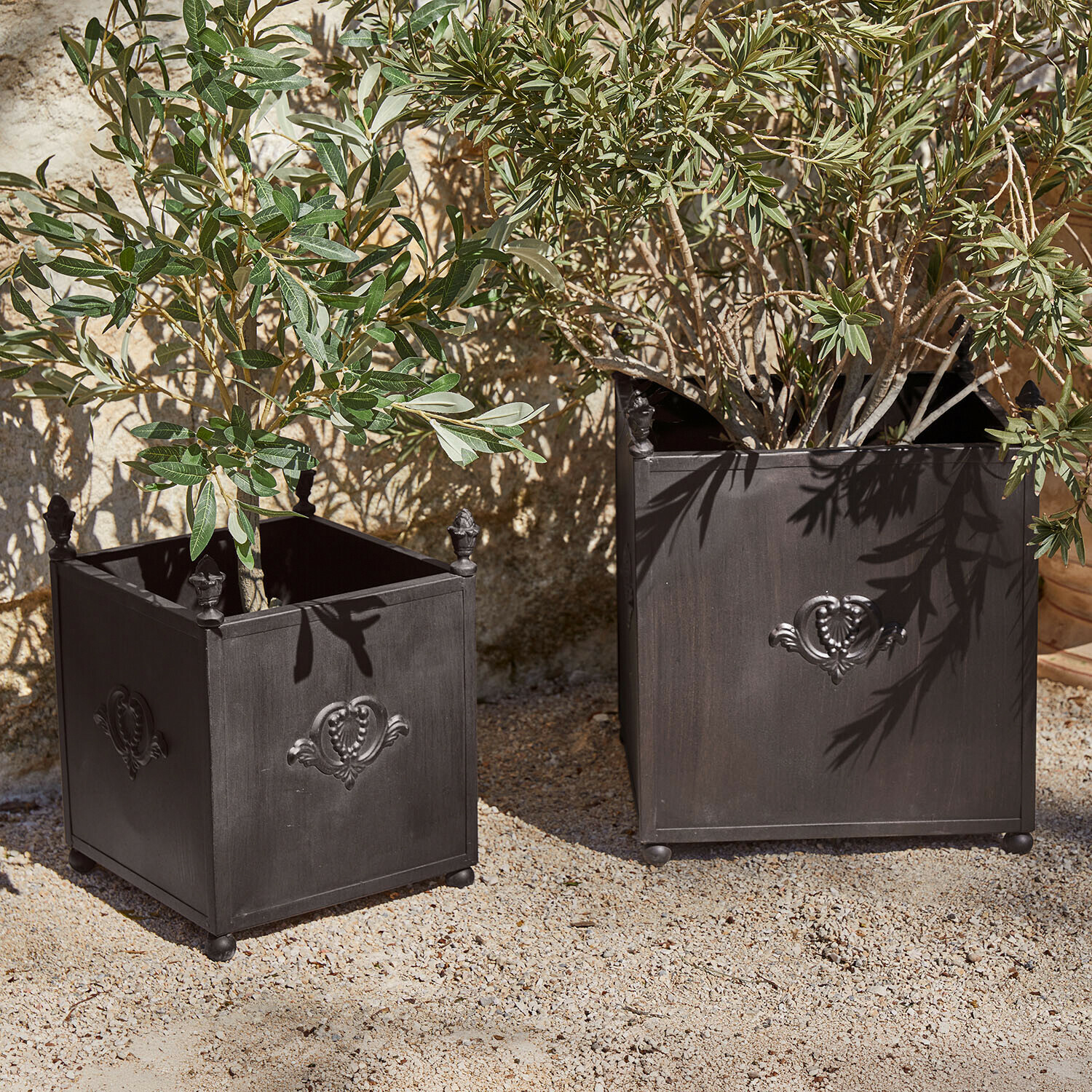 Sierpot set van 2 Ardevino Twee zwarte metalen vierkante plantenbakken met decoratief patroon en groene planten buiten