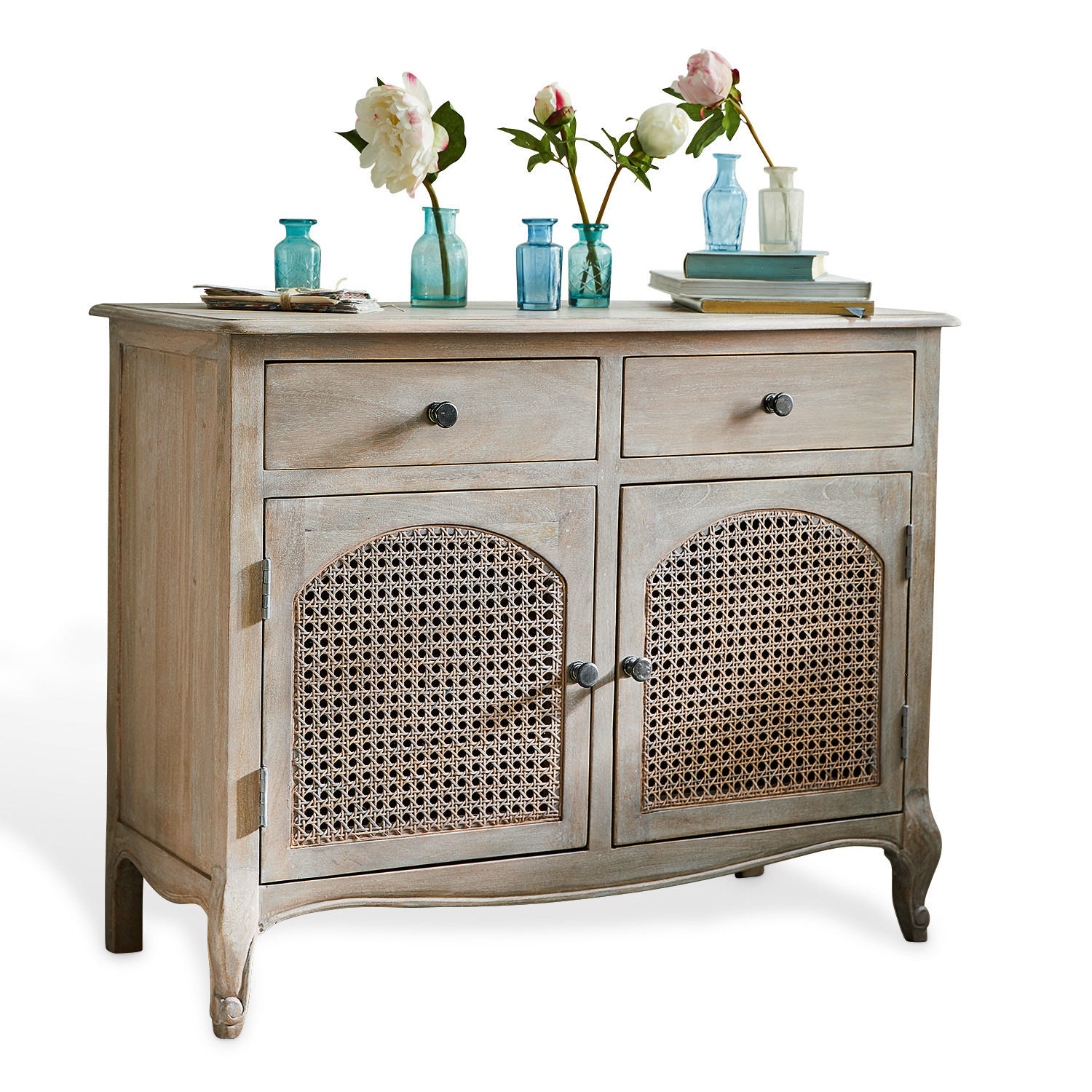 Lage kast Truso Grijze houten kast met rotan deuren en twee lades, versierd met blauwe glazen vazen