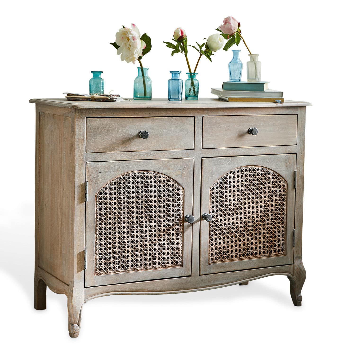 Lage kast Truso Grijze houten kast met rotan deuren en twee lades, versierd met blauwe glazen vazen