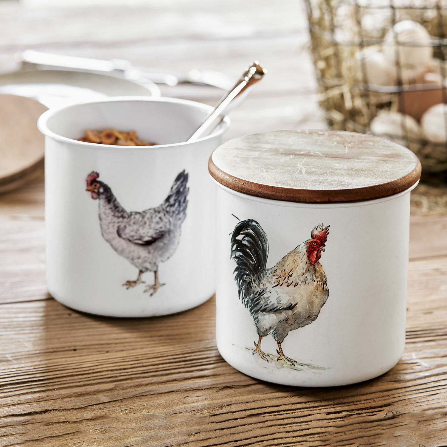 Pot set van 2 Nobles Witte keramische keukenpotten met houten deksel en kip- en haanprint op houten tafel