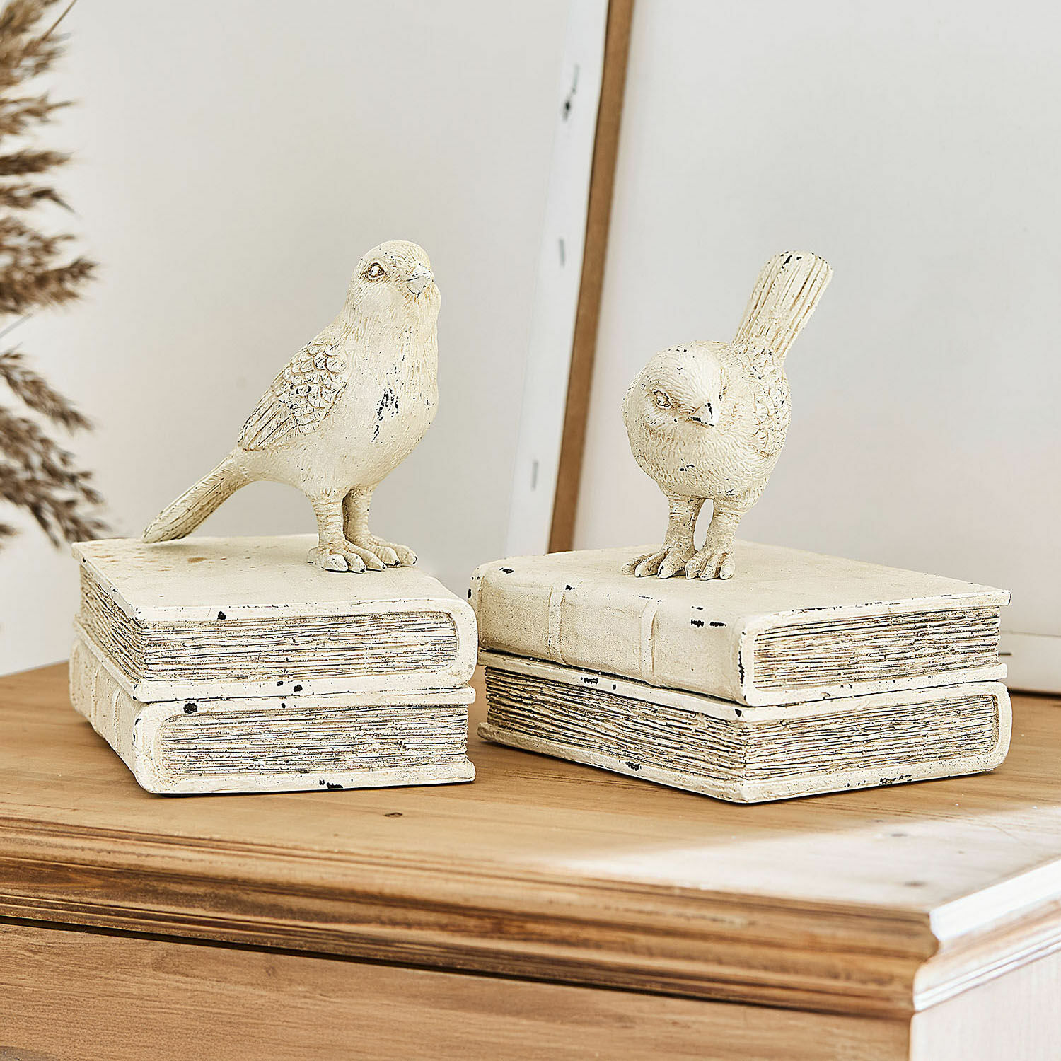 Decofiguur set van 2 Moonlet Decoratieve vogelbeeldjes van crèmekleurig materiaal op stapel boeken op houten blad