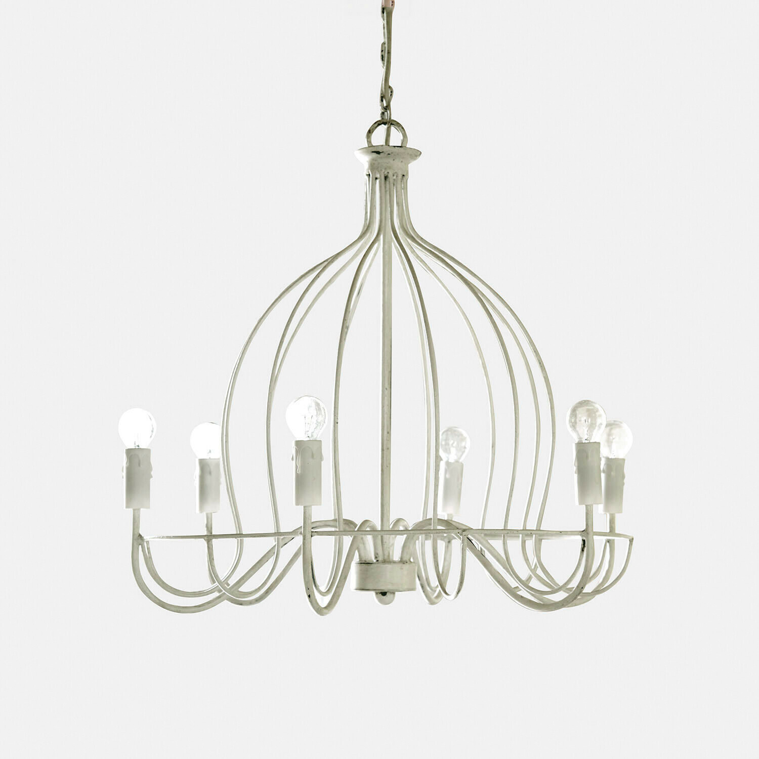 Witte metalen kroonluchter met acht lampen in vintage stijl voor binnenverlichting