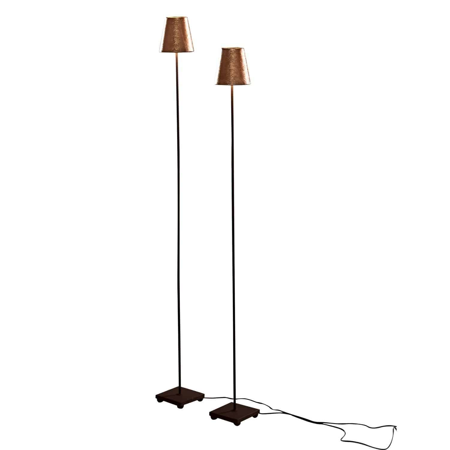 antiekgoudkleurig Set van twee Tacoma vloerlampen met zwarte metalen voet en koperen lampenkap