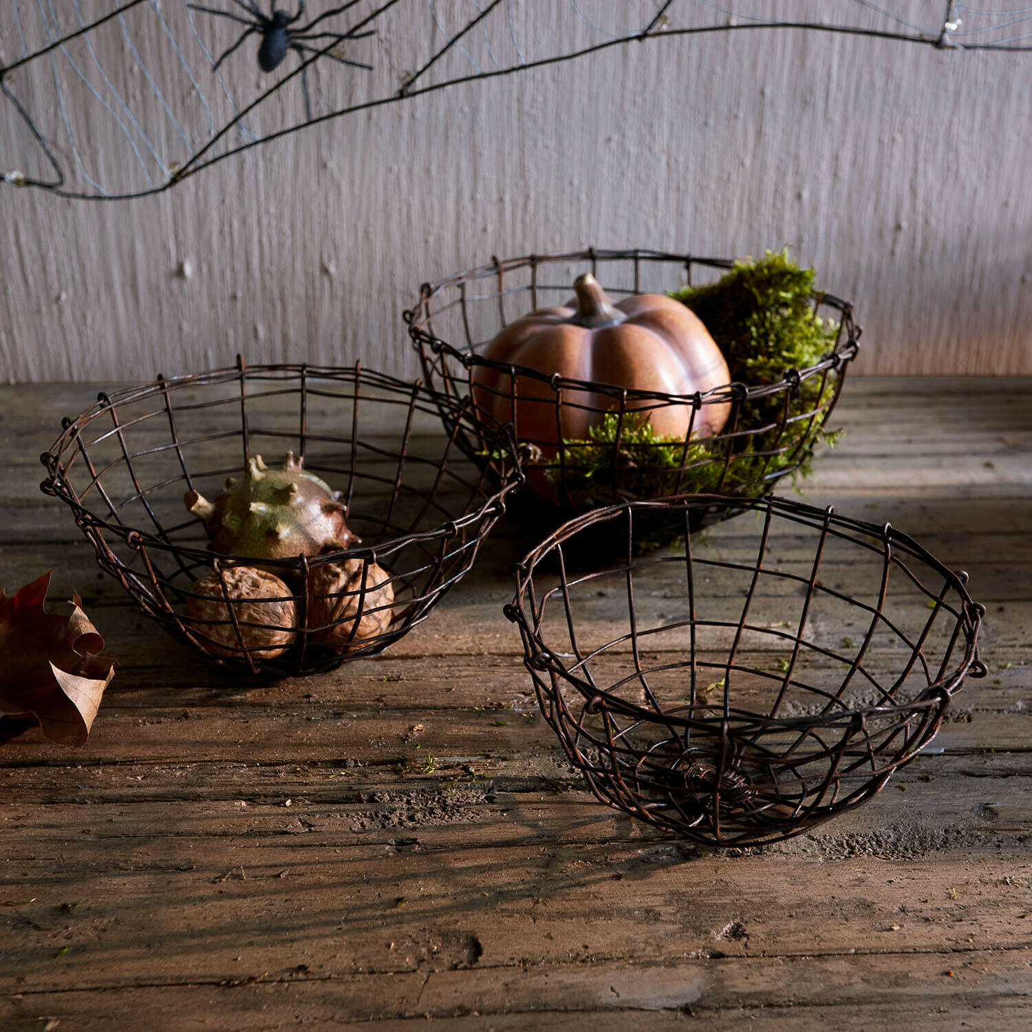 Mand set van 3 Brannora Set van drie roestige metalen manden op houten tafel met decoratieve pompoen en noten