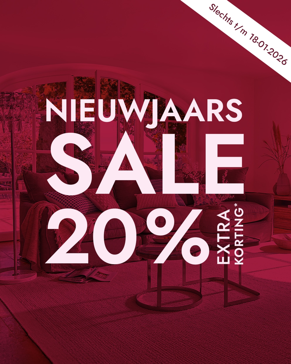 Woonkamer met bank, bijzettafels en staande lamp, nieuwjaarsuitverkoop 20% korting op meubels en decoratie