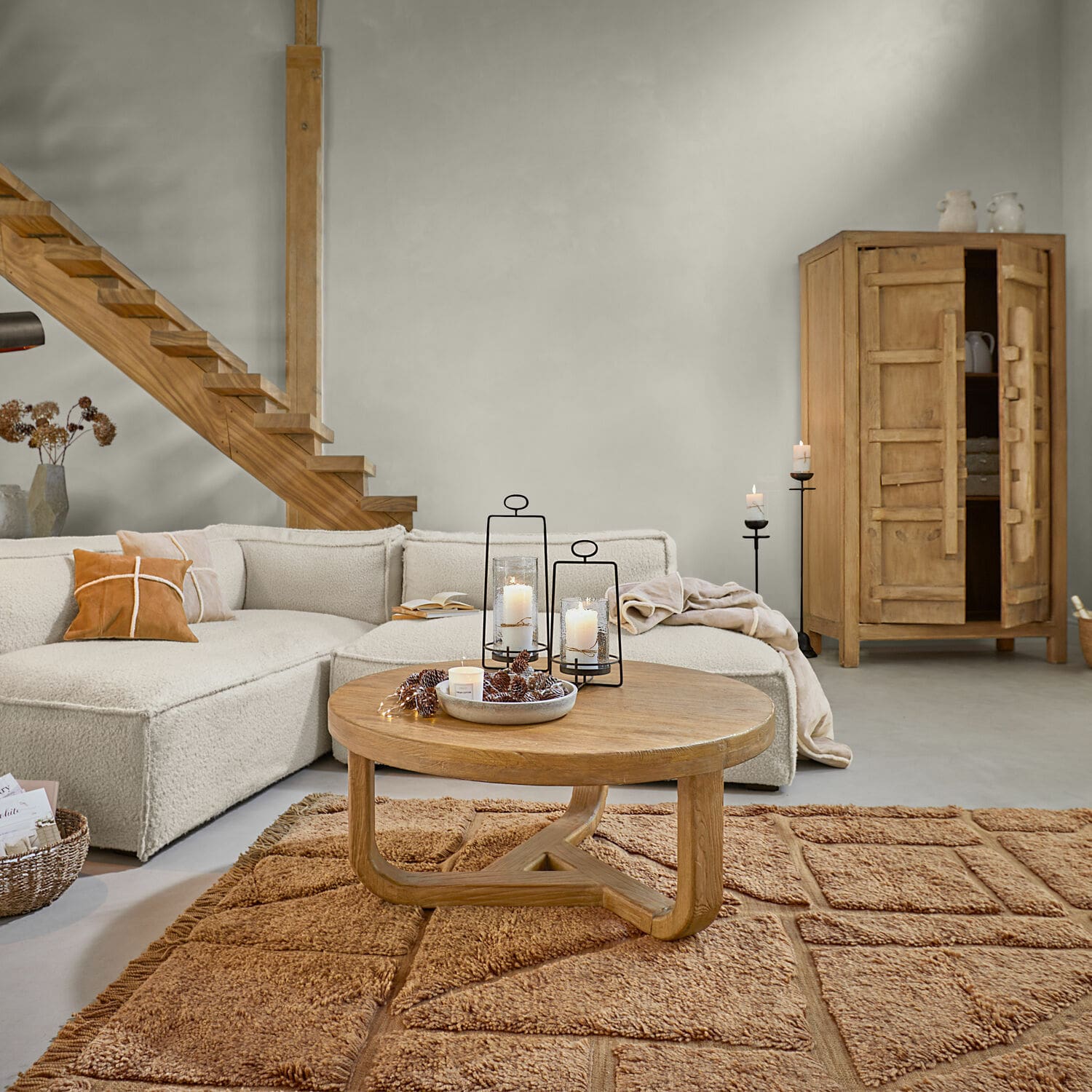 Vloerkleed Volemar Gezellige woonkamer met beige bank, ronde houten salontafel en bruine vloerkleed, modern interieur