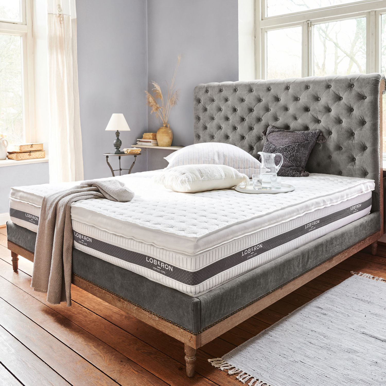 Dekmatras Danisar Bed met grijs gestoffeerd hoofdeinde en wit Loberon matras in lichte, gezellige kamer