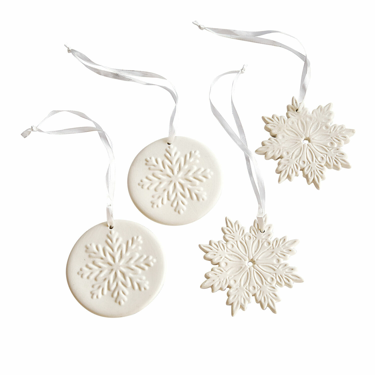 Hanger set van 4 Jorval Witte keramische kerstversieringen in sneeuwvlokvorm met linten om aan de boom te hangen