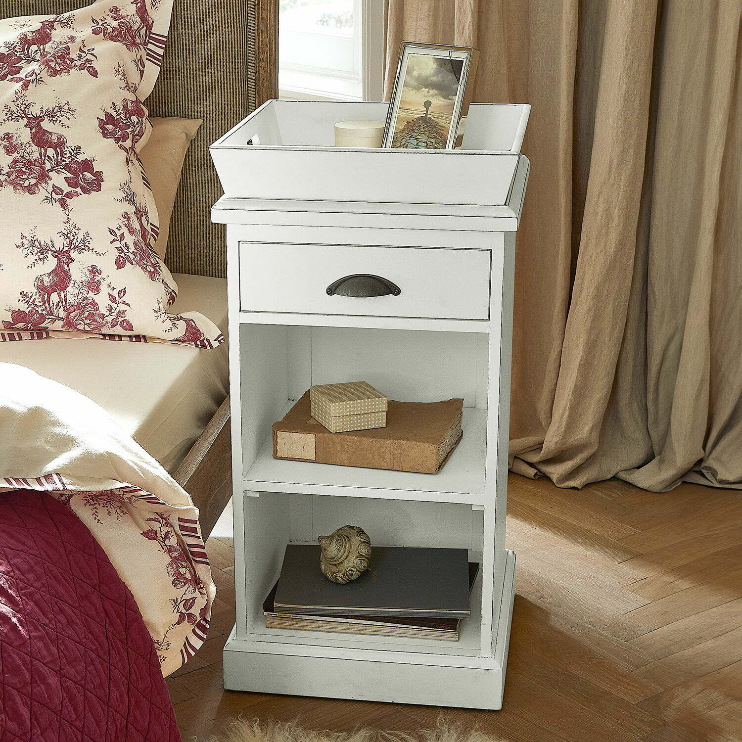 Nachtkastje Montarie Witte houten nachtkastje met lade en planken, decoratief meubel voor slaapkamer