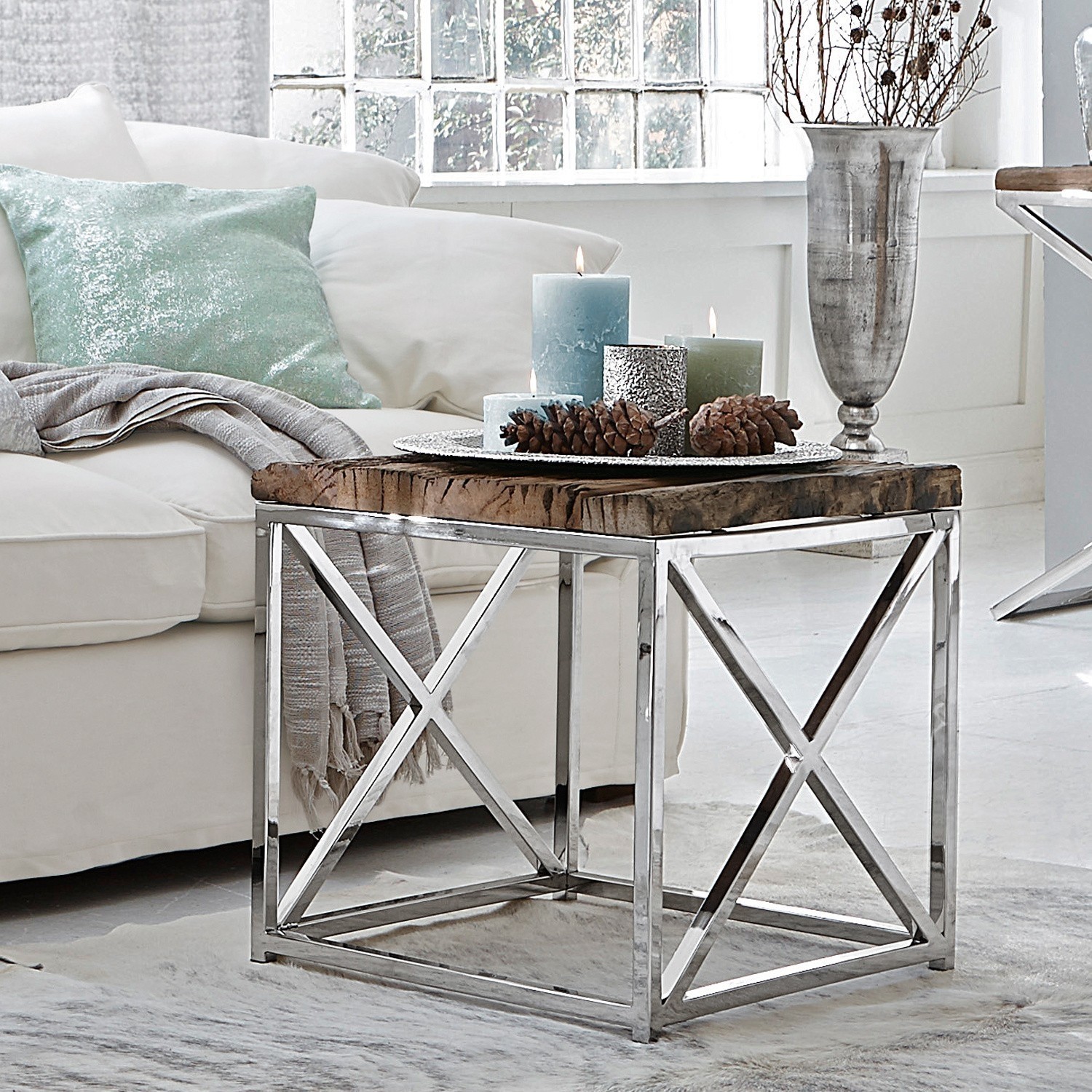 Bijzettafel Conri Salontafel met metalen frame en houten blad in natuurlijke kleur in een moderne woonkamer