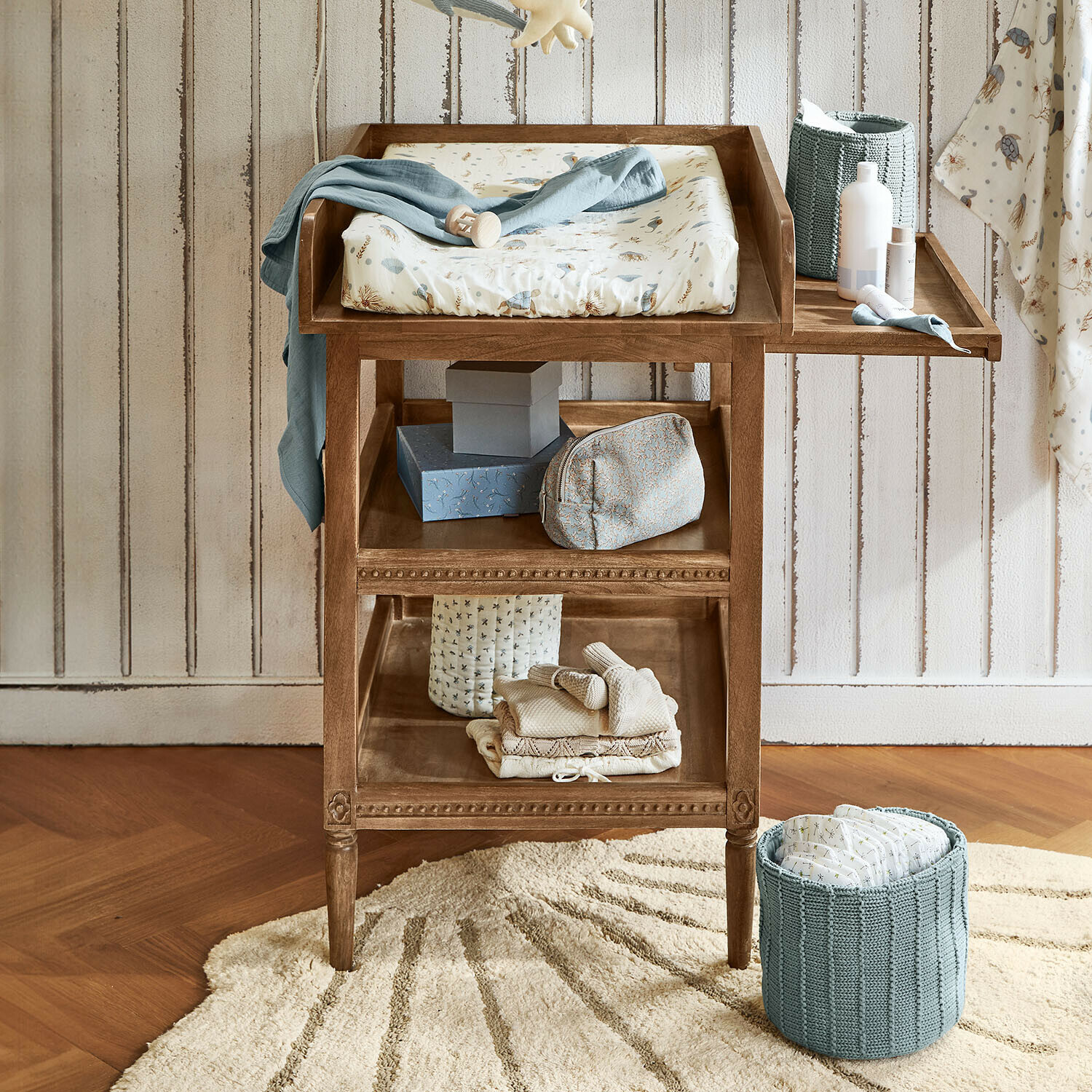 Bijzettafel Bellouvre Houten commode met zacht beige-blauw matras en planken voor babyspullen in kinderkamer