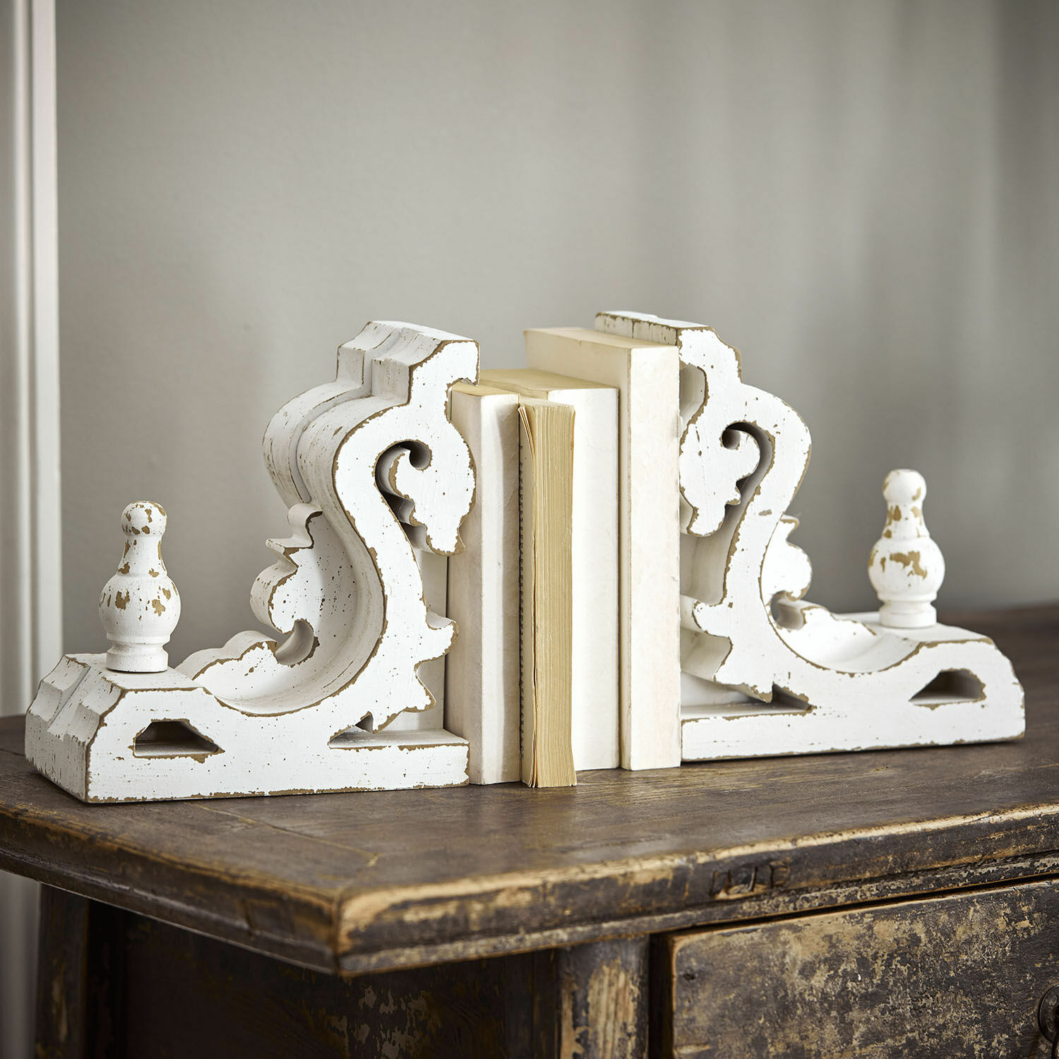 Witte houten boekensteunen met verouderde afwerking op houten tafel, decoratieve woonaccessoires