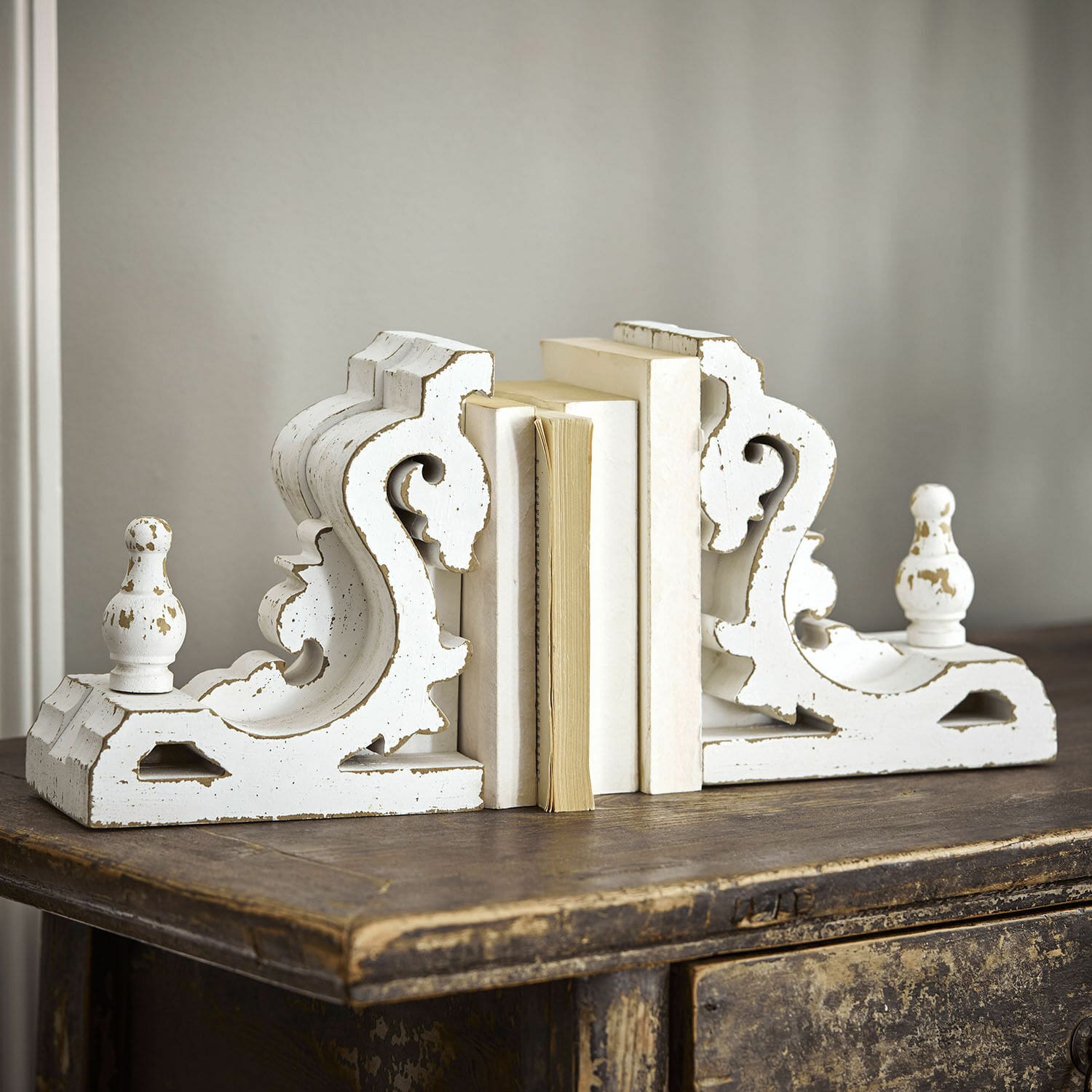 Boekensteun set van 2 Sami Witte houten boekensteunen met verouderde afwerking op houten tafel, decoratieve woonaccessoires