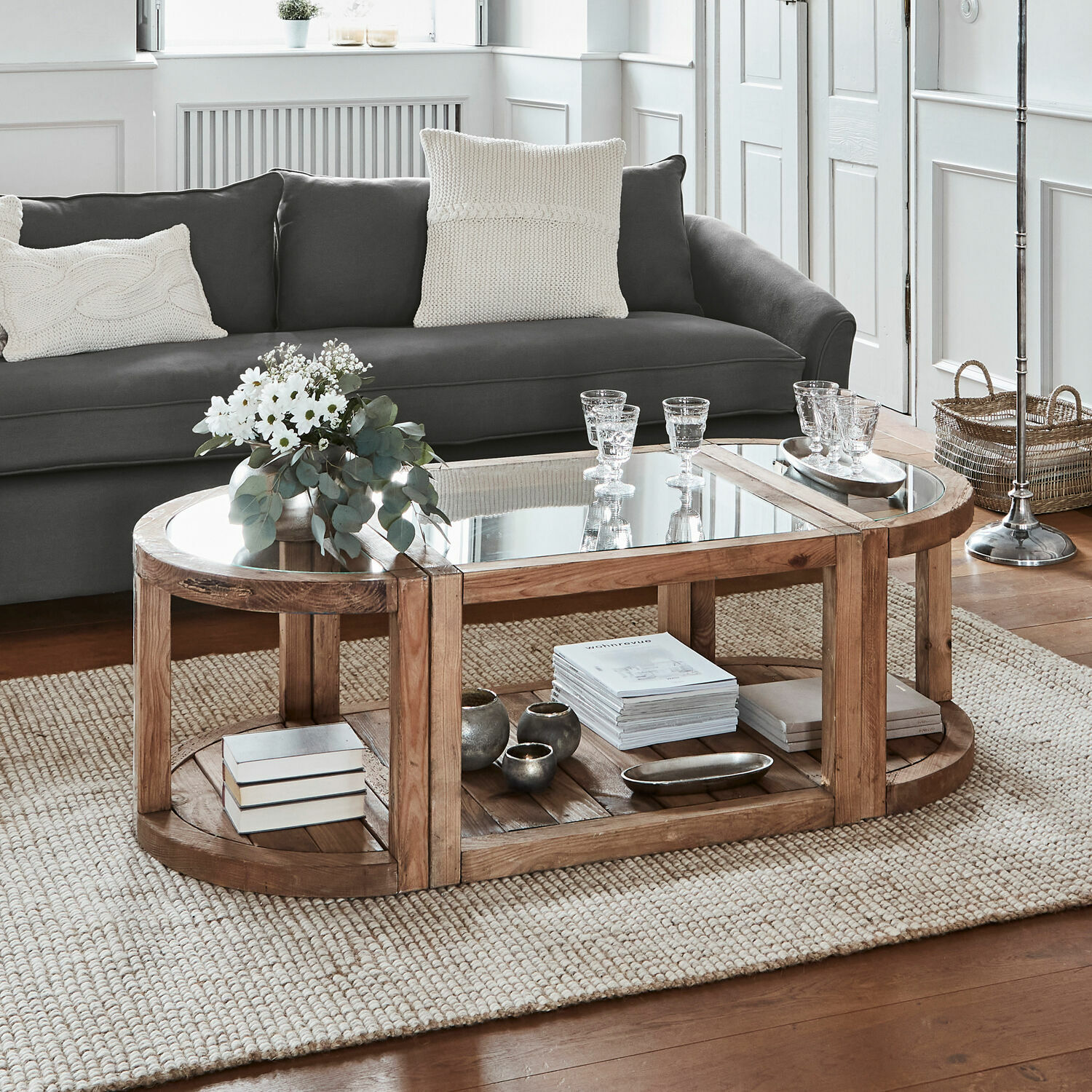 Salontafel Hyllorian Ovale salontafel van hout en glas op beige vloerkleed in moderne woonkamer