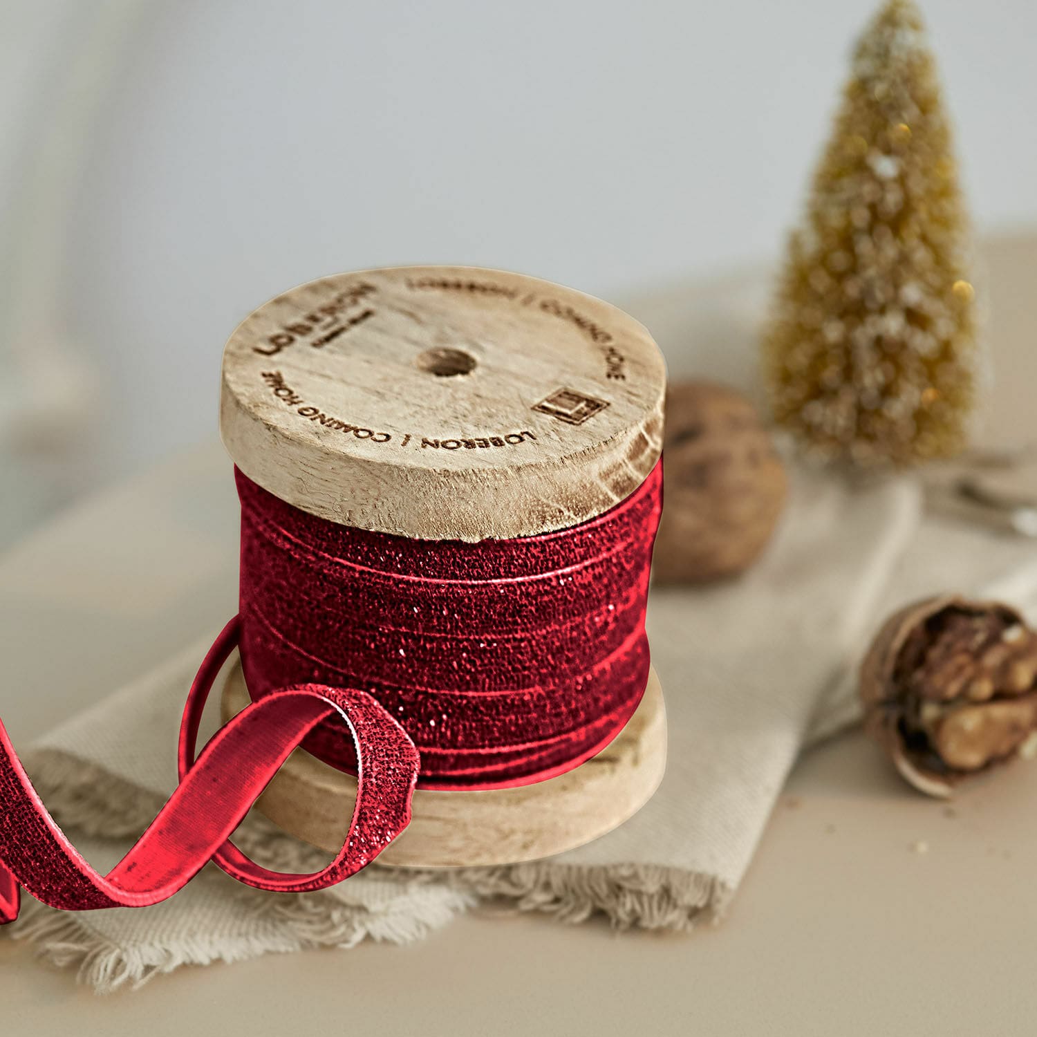 Fluwelen lint Ulvane Rode fluwelen lint op houten spoel voor feestelijke decoratie en knutselwerk