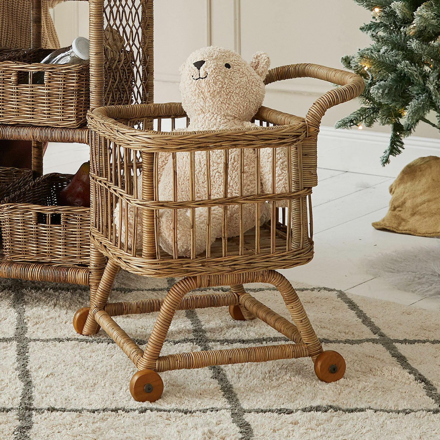Winkelwagentje Callidia Rieten mand op wieltjes met beige pluche beer, natuurlijke kleur, interieurdecoratie en opbergruimte
