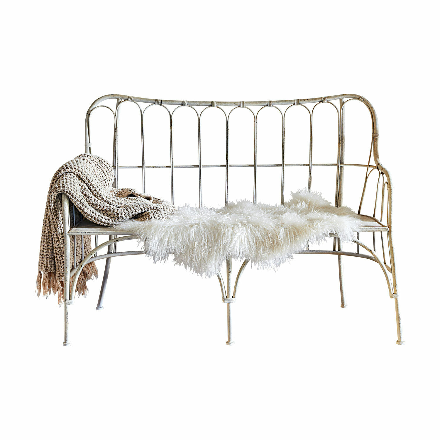 Witte metalen vintage bank met zachte bontdeken en beige gebreide plaid