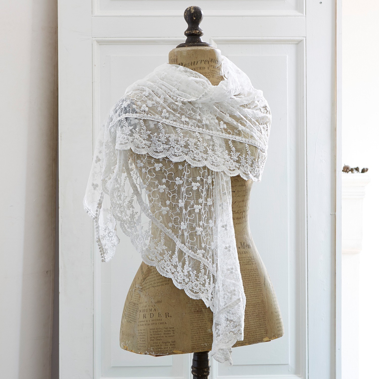 Sjaal Belvéze Witte kanten sjaal met fijn bloemmotief op paspop, decoratief modeaccessoire