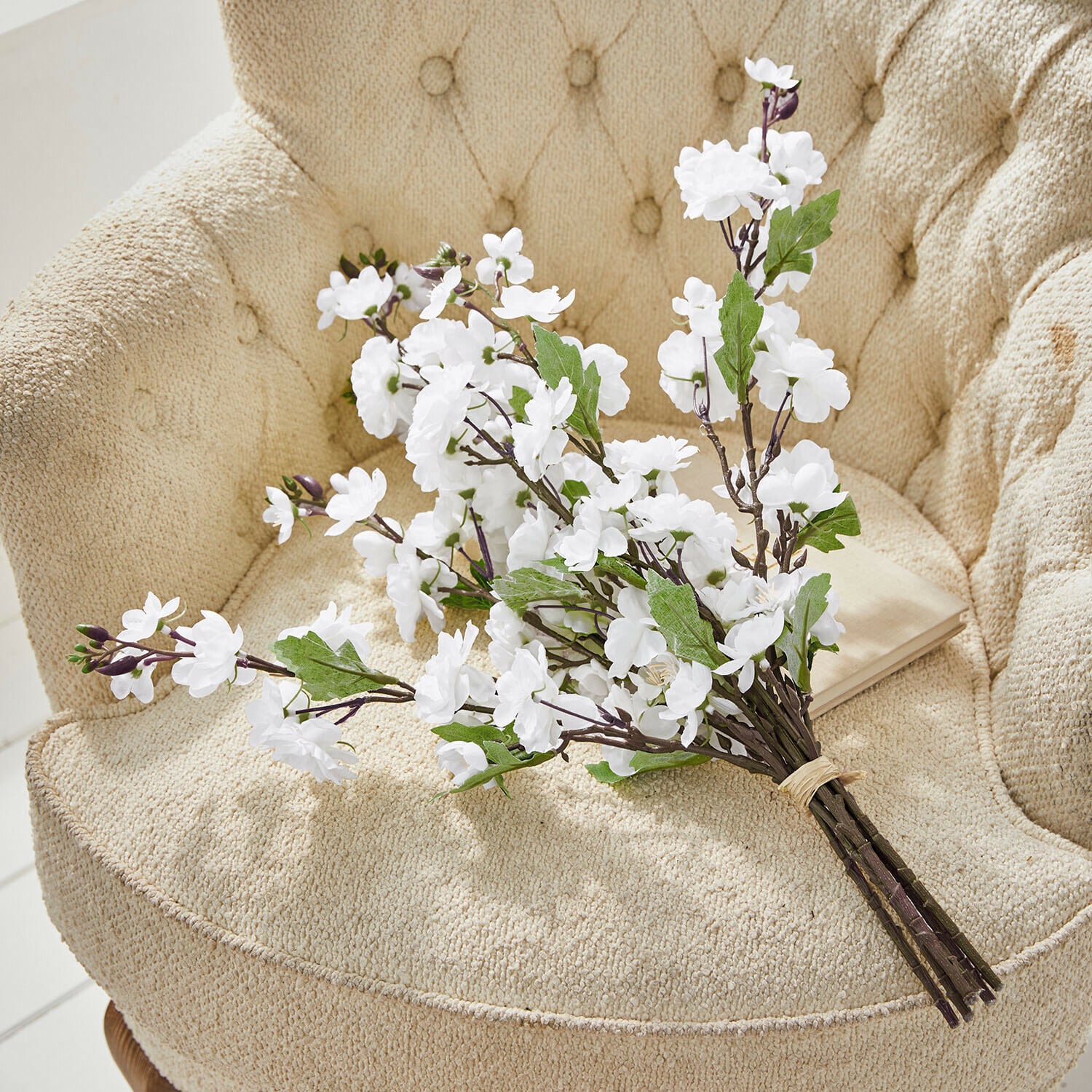 Decoratieve bloem set van 6 Bellévaut Boeket witte kunstbloemen met groene bladeren op een beige, gestructureerde fauteuil