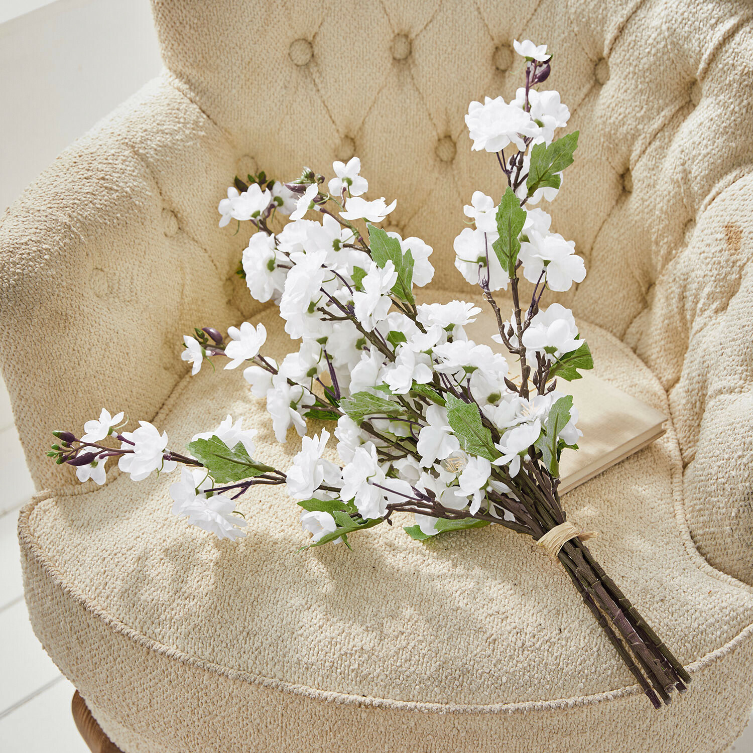 Decoratieve bloem set van 6 Bellévaut Boeket witte kunstbloemen met groene bladeren op een beige, gestructureerde fauteuil