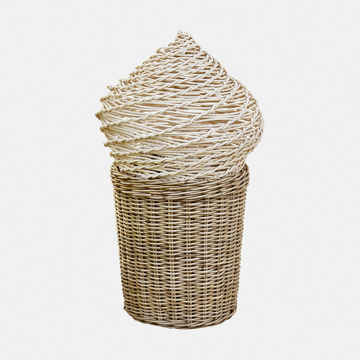 Rieten mand in natuurlijke beige kleur in de vorm van een ijsje, decoratief en functioneel opbergitem