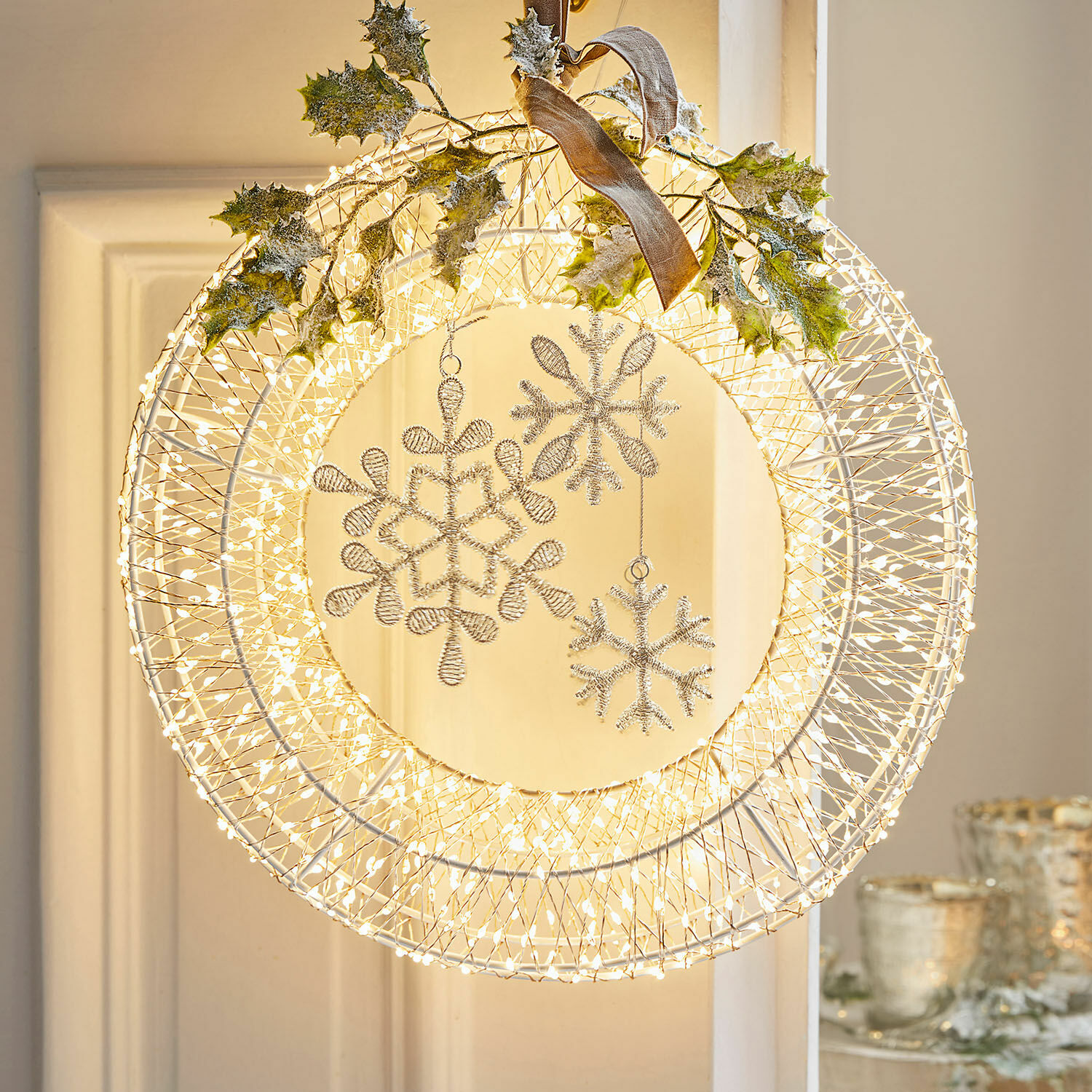 Ledkrans Winsloe Kerstkrans van wit draad met LED-lichtjes en glinsterende sneeuwvlokversieringen