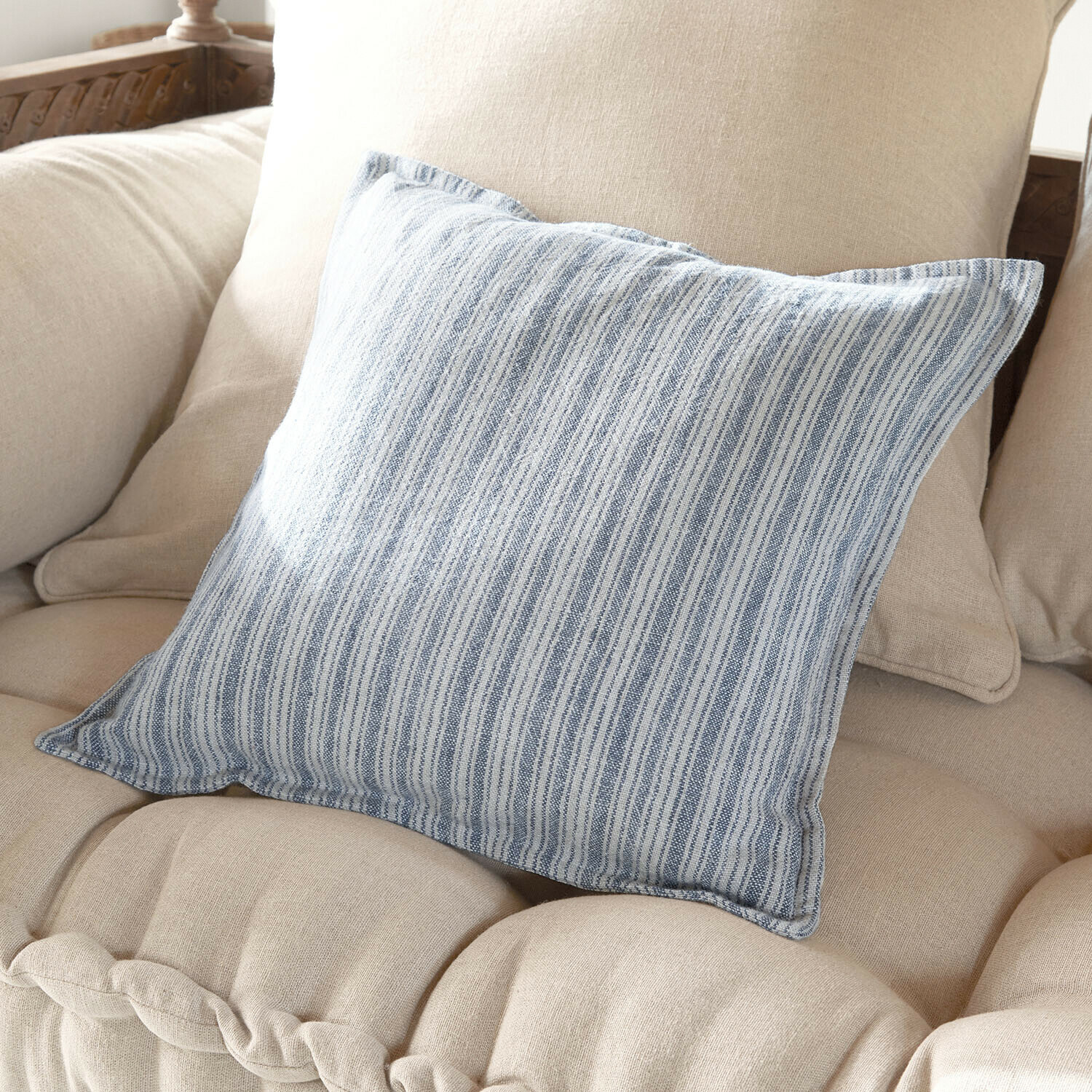Kussenhoes Freydaal Decoratief katoenen kussen met blauw-witte strepen op beige bank, stijlvolle woonaccessoire