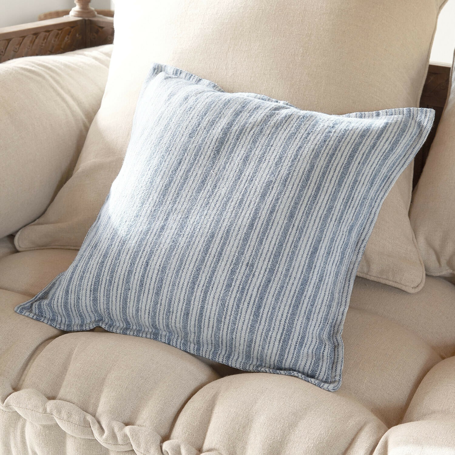 Kussenhoes Freydaal Decoratief katoenen kussen met blauw-witte strepen op beige bank, stijlvolle woonaccessoire