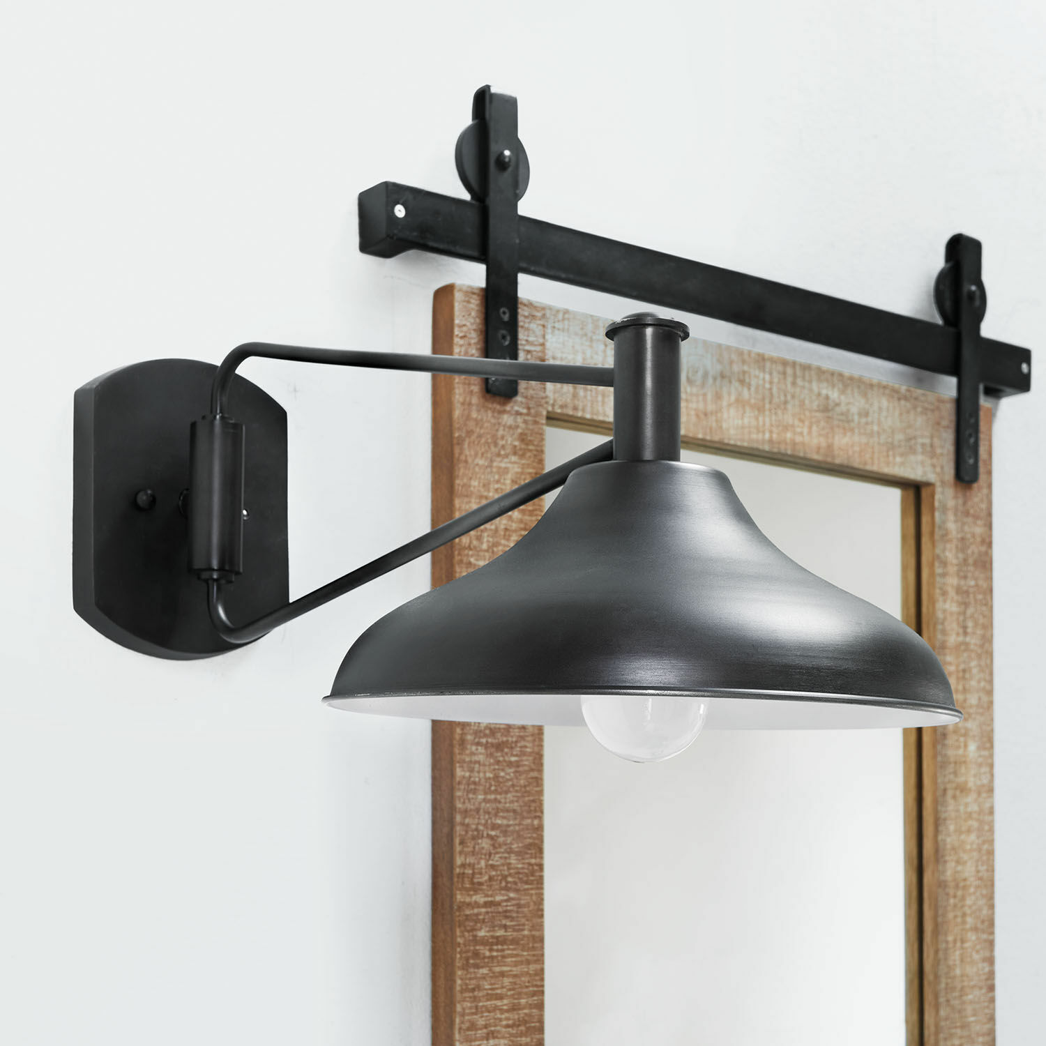 Wandlamp Parthenay Zwarte metalen wandlamp met brede kap voor industriële binnenverlichting