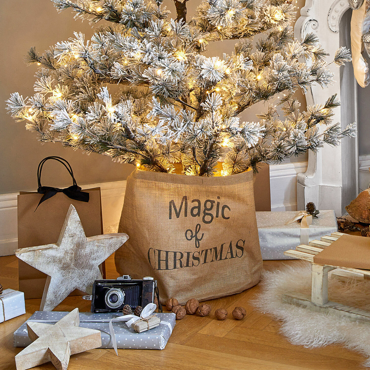 Stoffen mand Magic Kunstmatige besneeuwde kerstboom in jute zak met tekst Magic of Christmas en kerstdecoraties