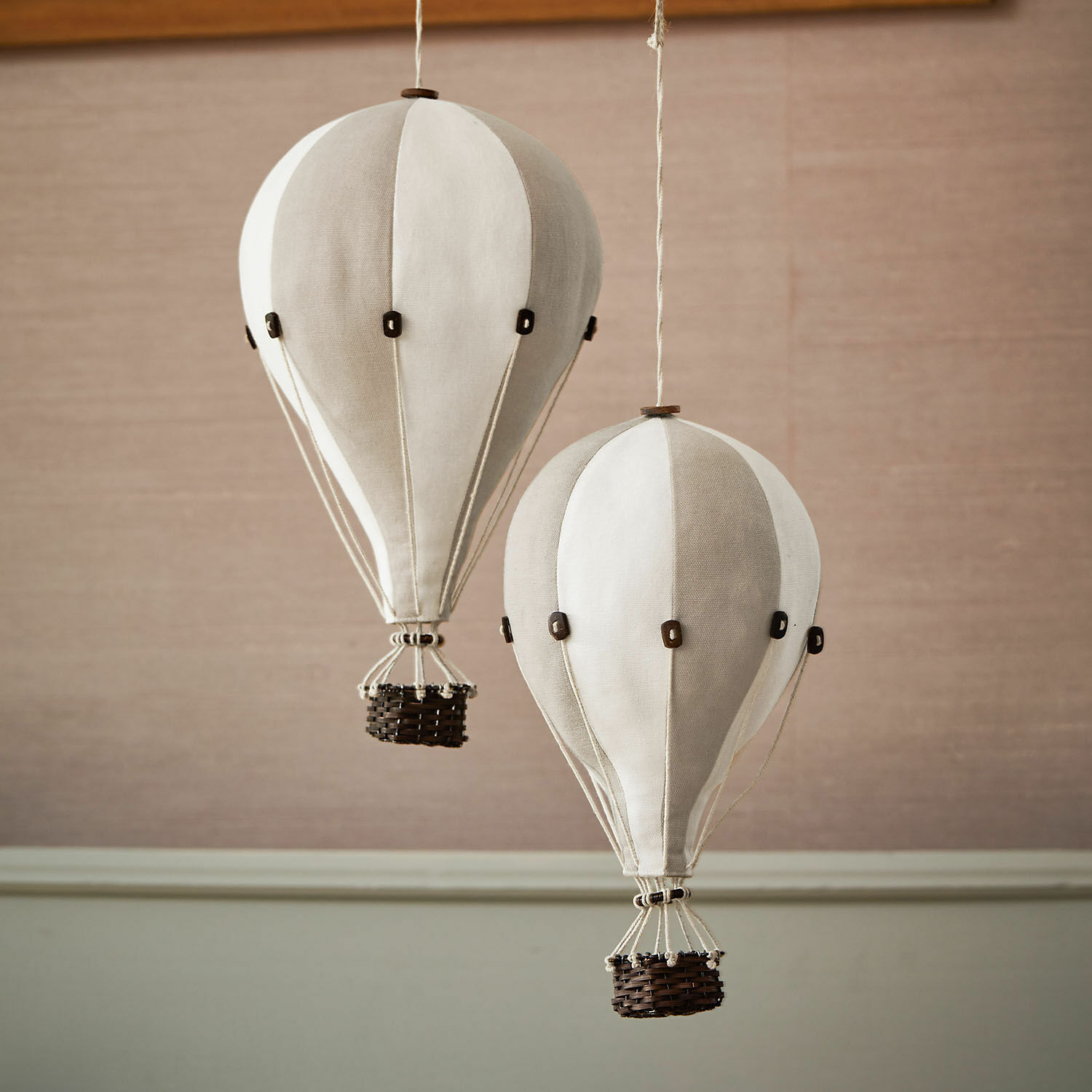 Decoluchtballon set van 2 Merrybean Decoratieve hangende stoffen luchtballonnen in beige-witte tinten voor interieur