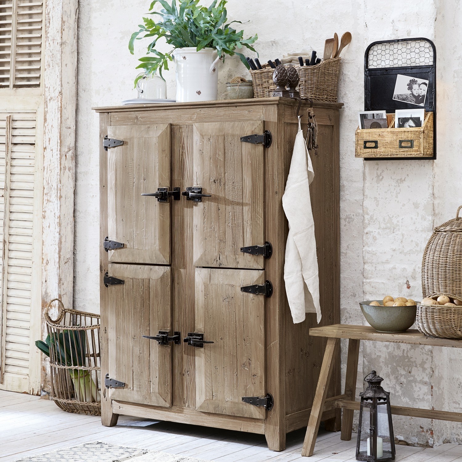 Kast Centennial Rustieke houten kast in natuurlijke kleur met metalen scharnieren en handgrepen voor praktische opslag