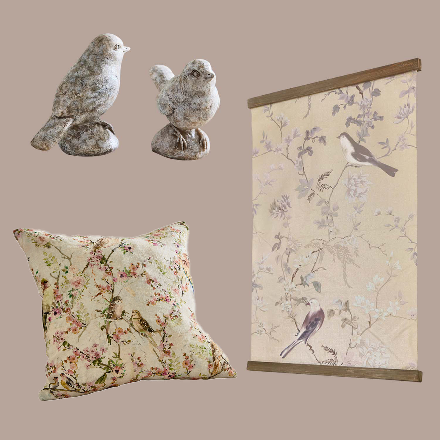 Decoratieve stenen vogels, kussen en schilderij met vogel- en bloemmotieven in pasteltinten