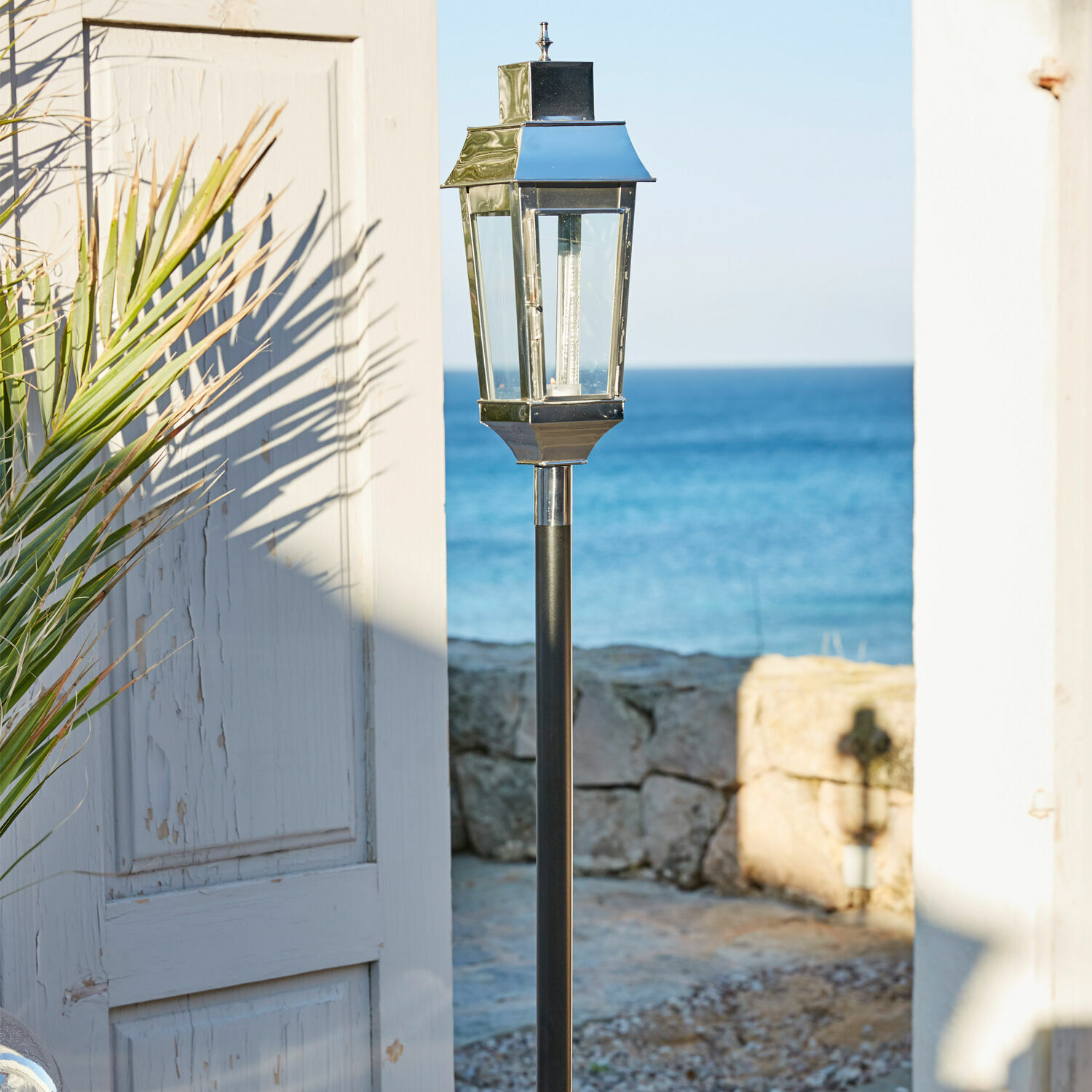 Tuinlantaarn van roestvrij staal in zwart en zilver, decoratieve buitenverlichting aan zee