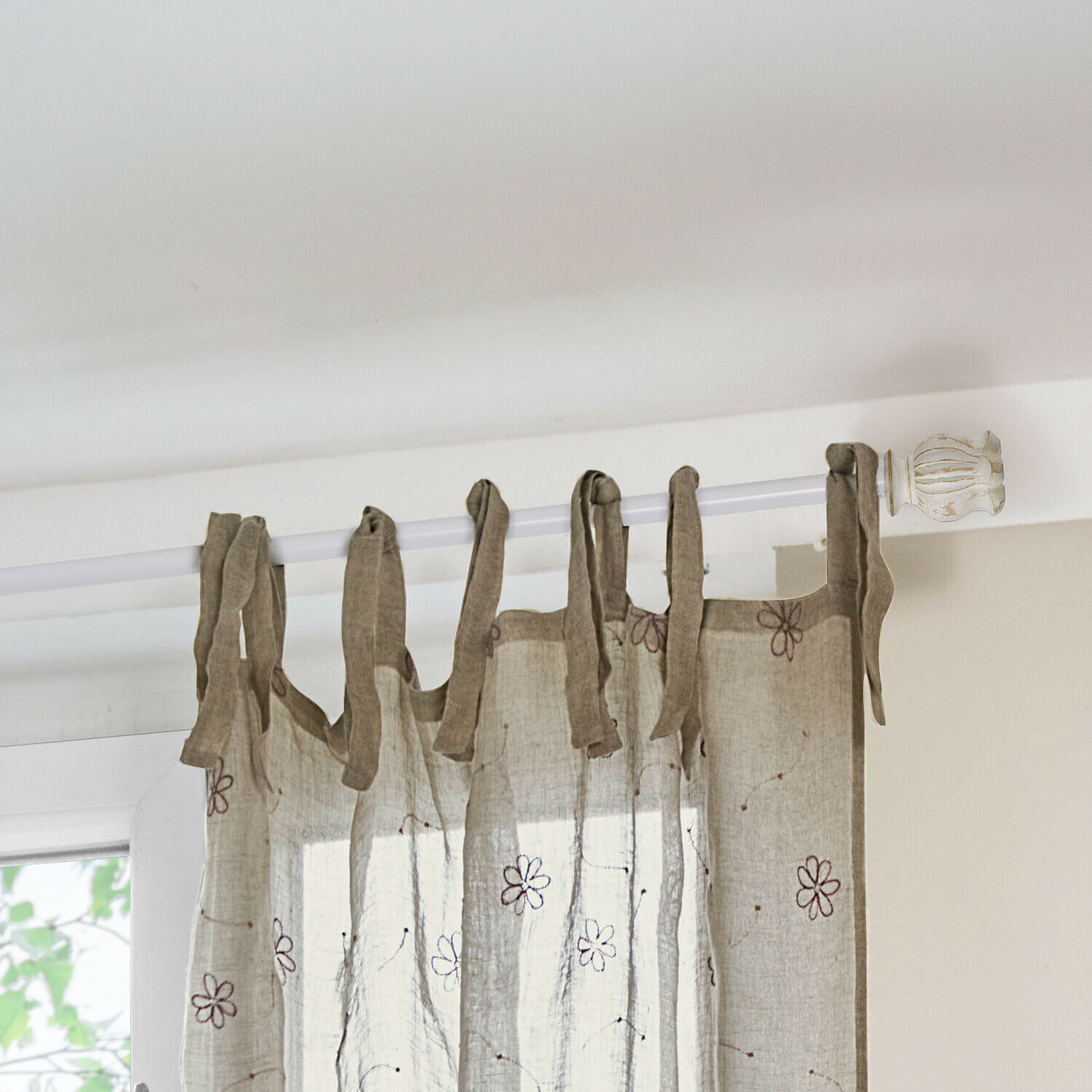 Gordijnroede Bellevoire Transparante linnen gordijn in beige met bruine bloemenpatronen en lussen om op te hangen