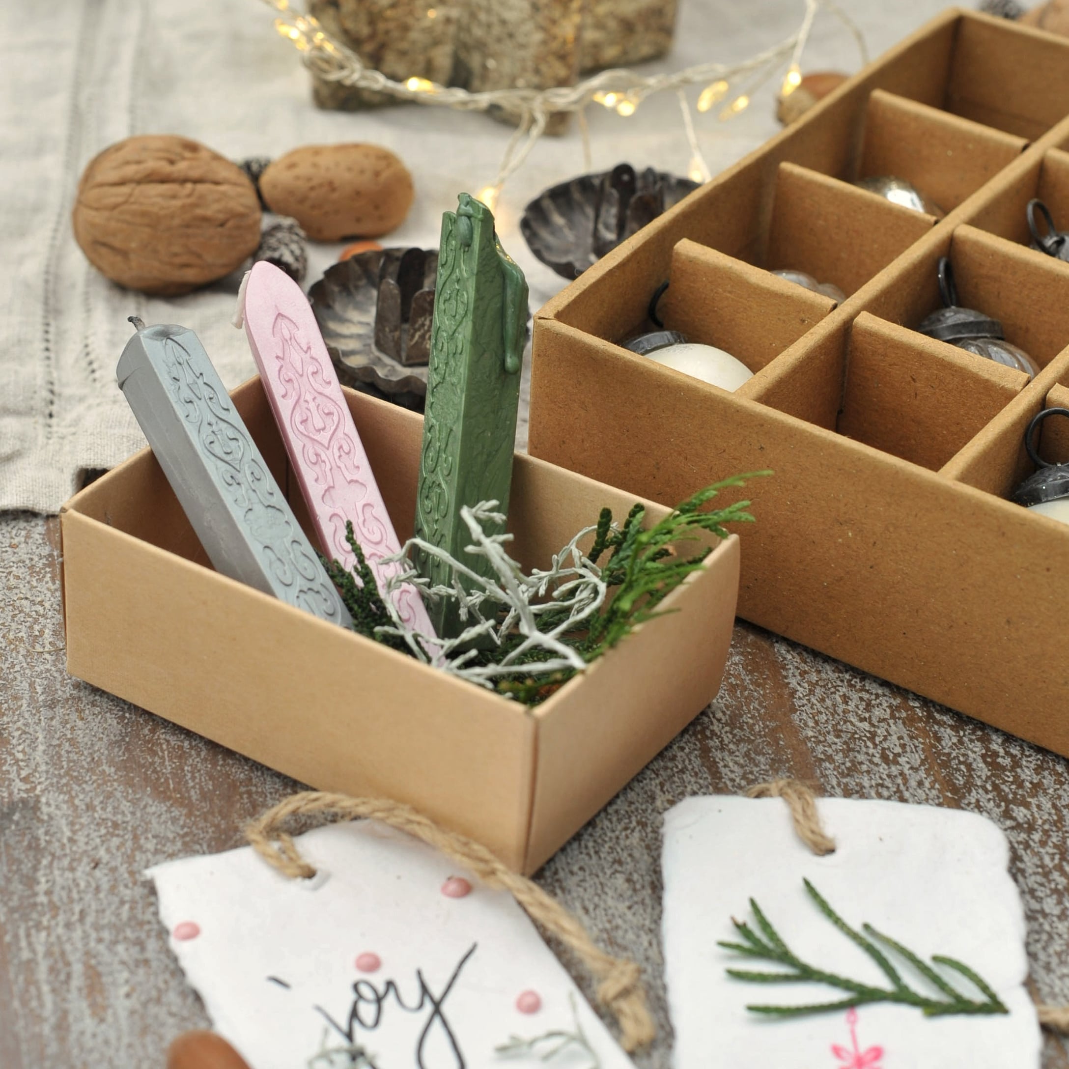 Set gekleurde zegellakken met decoratieve patronen en natuurlijke elementen voor cadeauverpakking