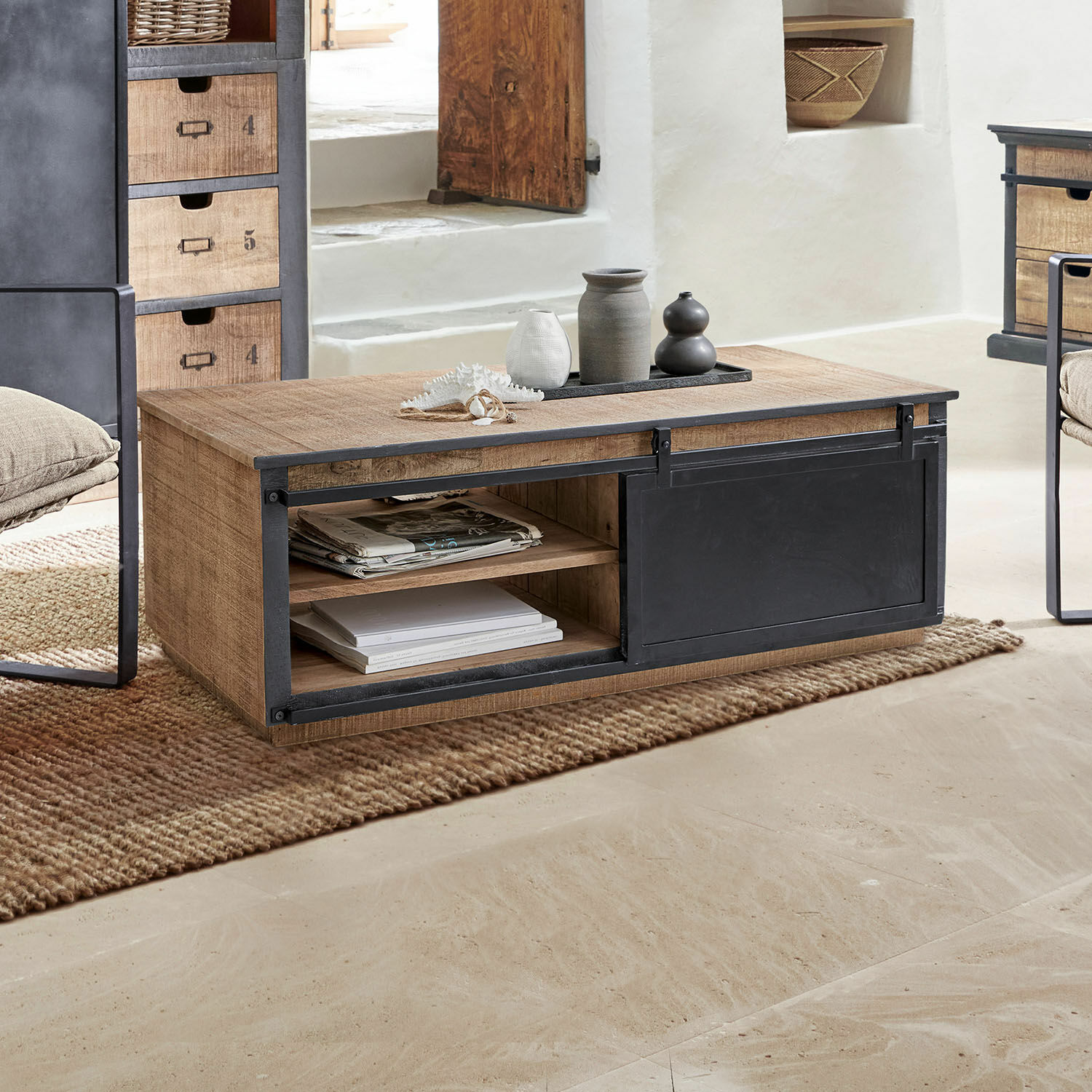 Salontafel Vulmont Salontafel van hout en zwart metaal met planken voor boeken en decoratie in de woonkamer