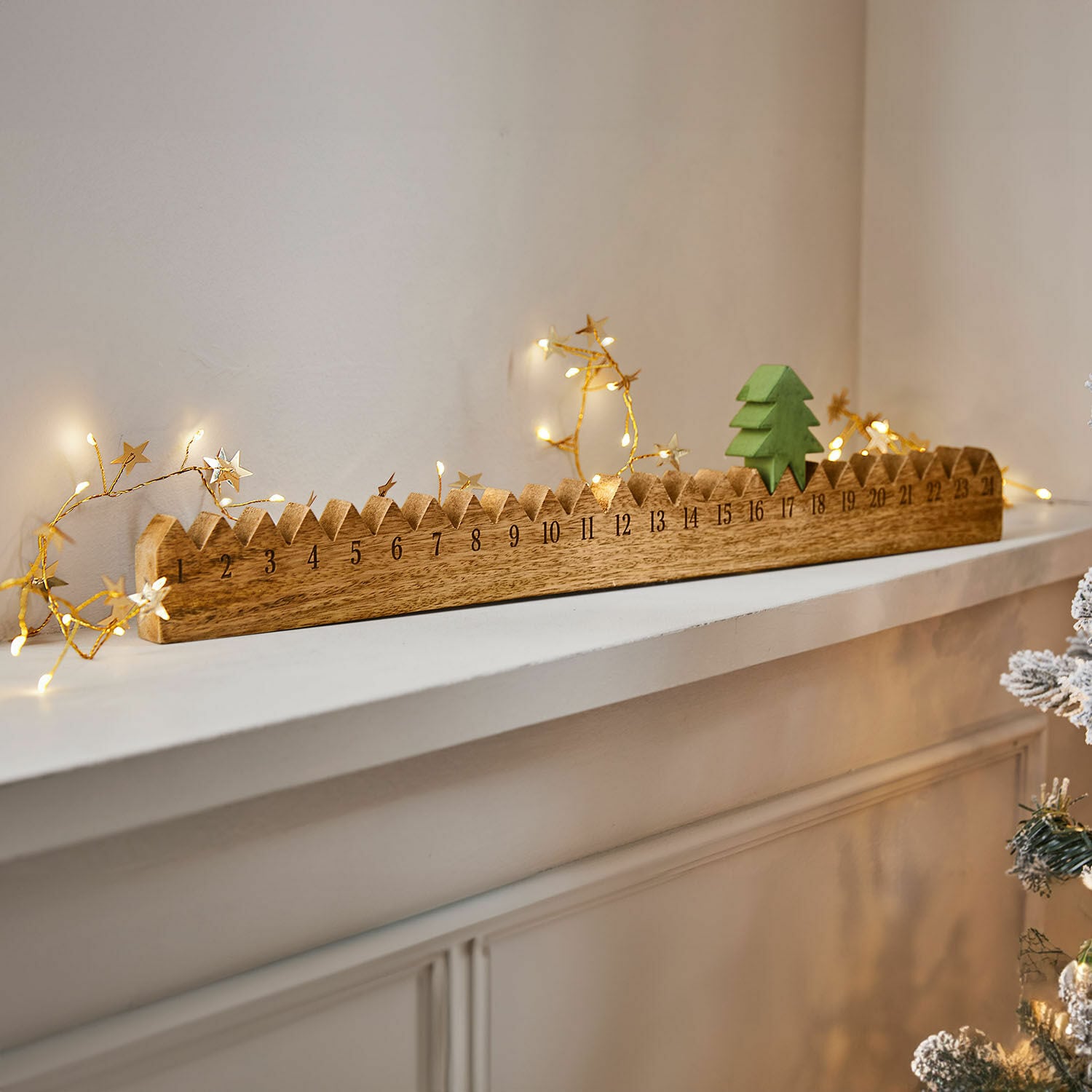 Adventskalender Ciloren Houten adventskalender met groene kerstboom en LED-lichtjes op witte plank, kerstdecoratie