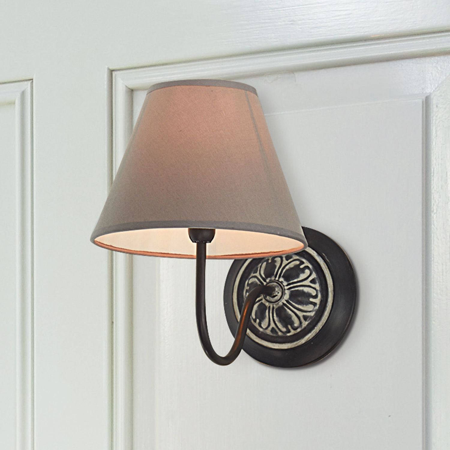 Wandlamp Gradinas Wandlamp van zwart metaal met beige kap, klassieke verlichting voor woonkamer of slaapkamer
