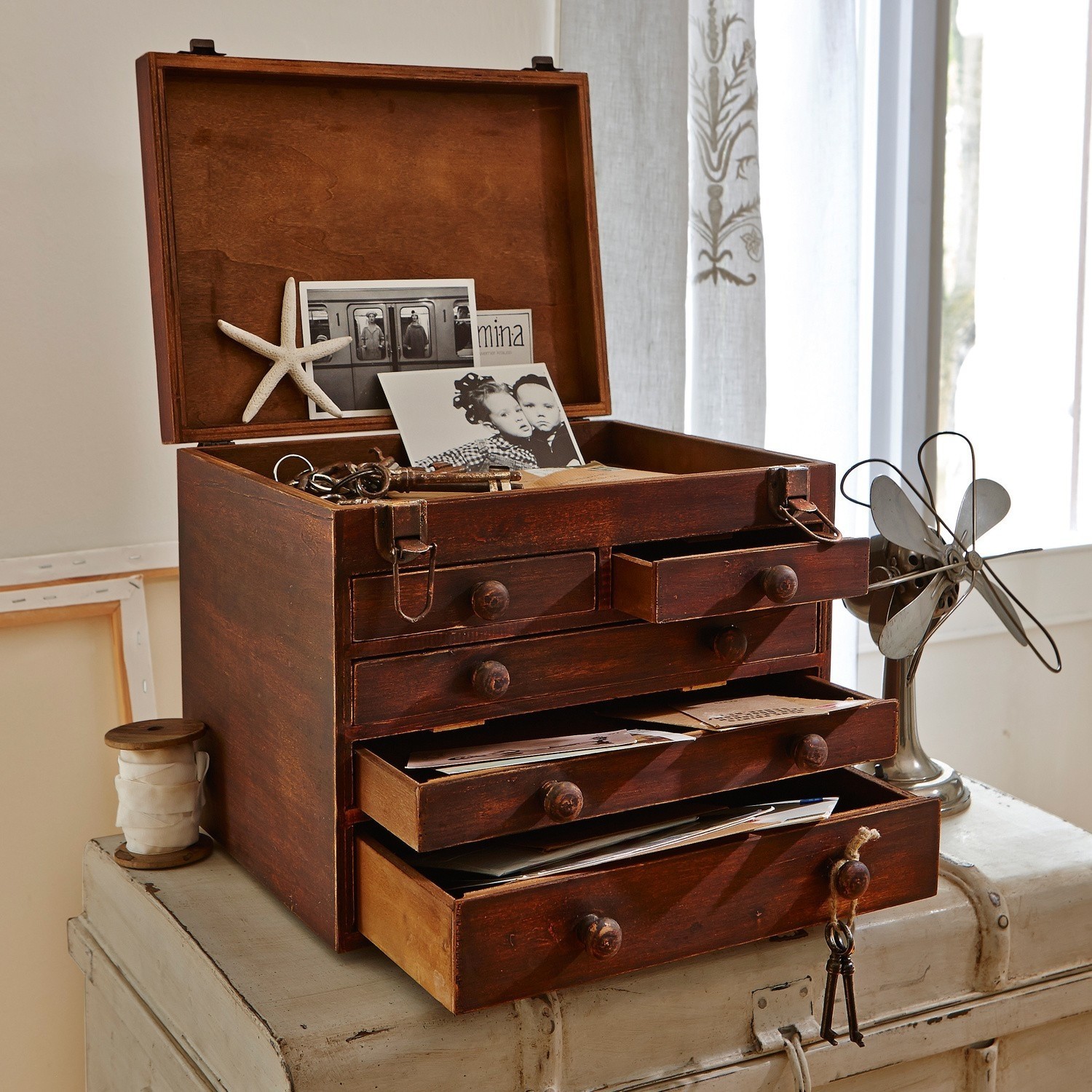 Tafelsecretaire Clearfield Bruine houten doos met laden en oude sleutels op lichte vintage kast